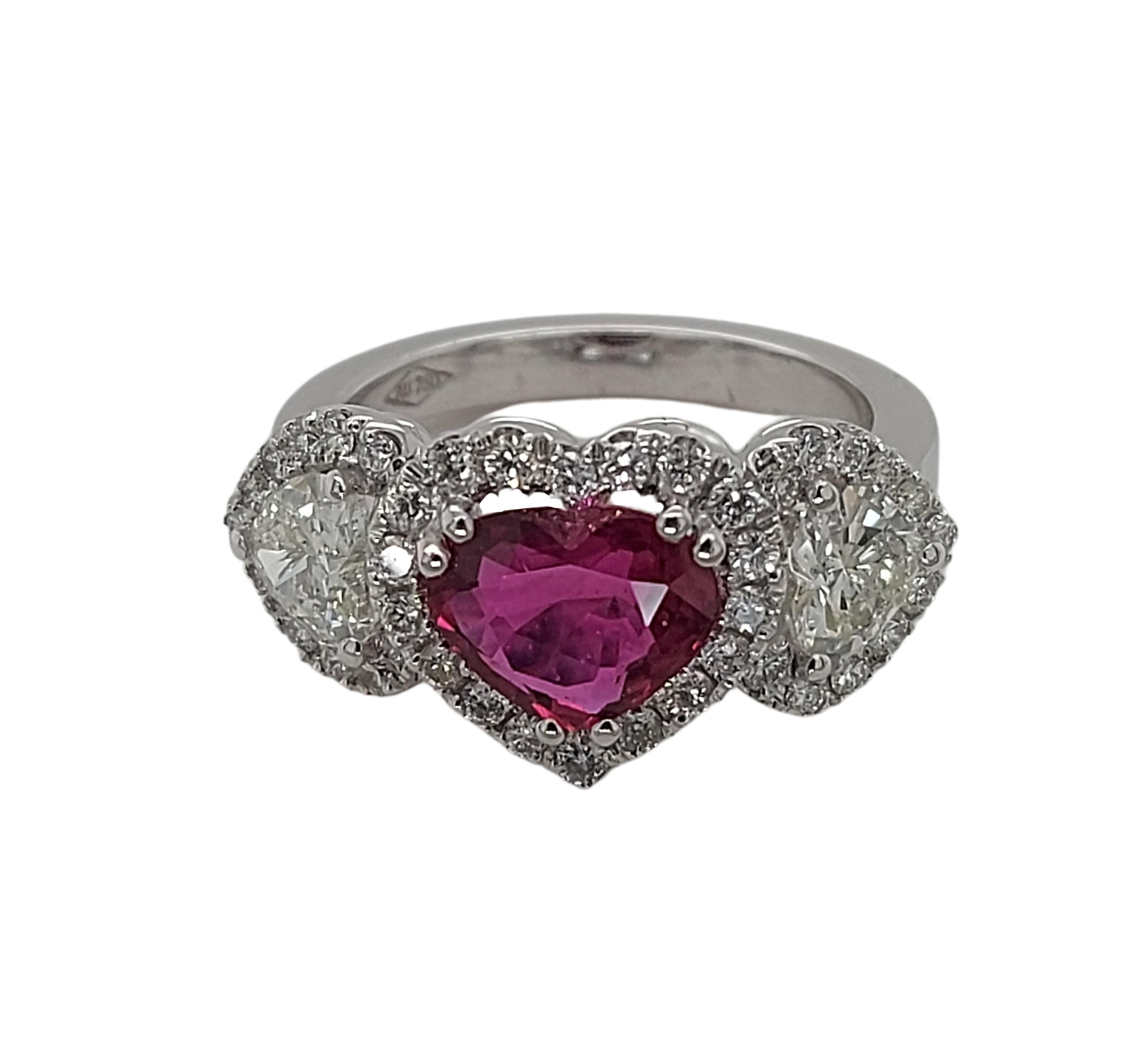 18kt White Gold Ring with Heart Shaped Ruby and Diamonds , CGL Certified In New Condition For Sale In Antwerp, BE