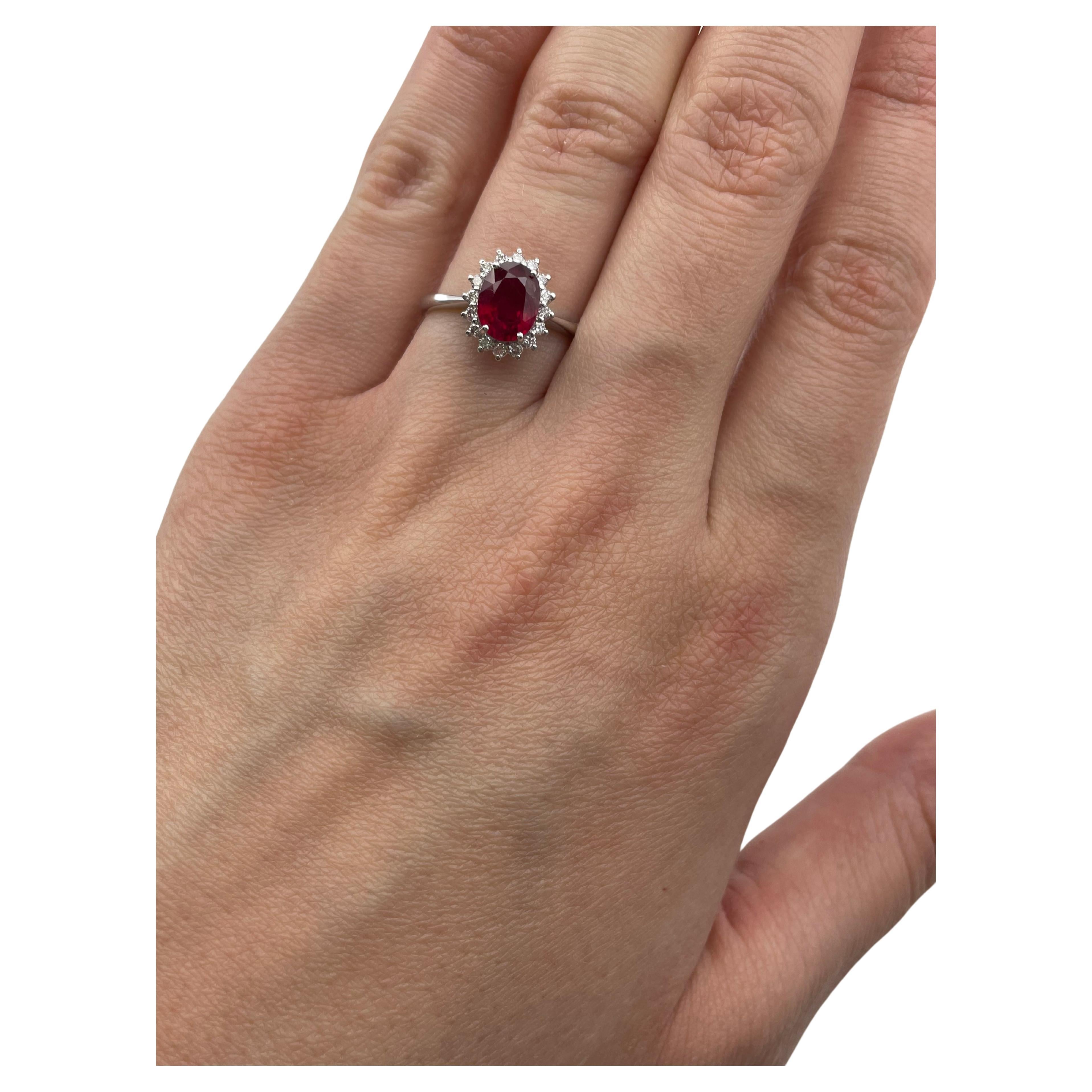 18kt White Gold Ring with Ruby and Brillant Cut Diamonds