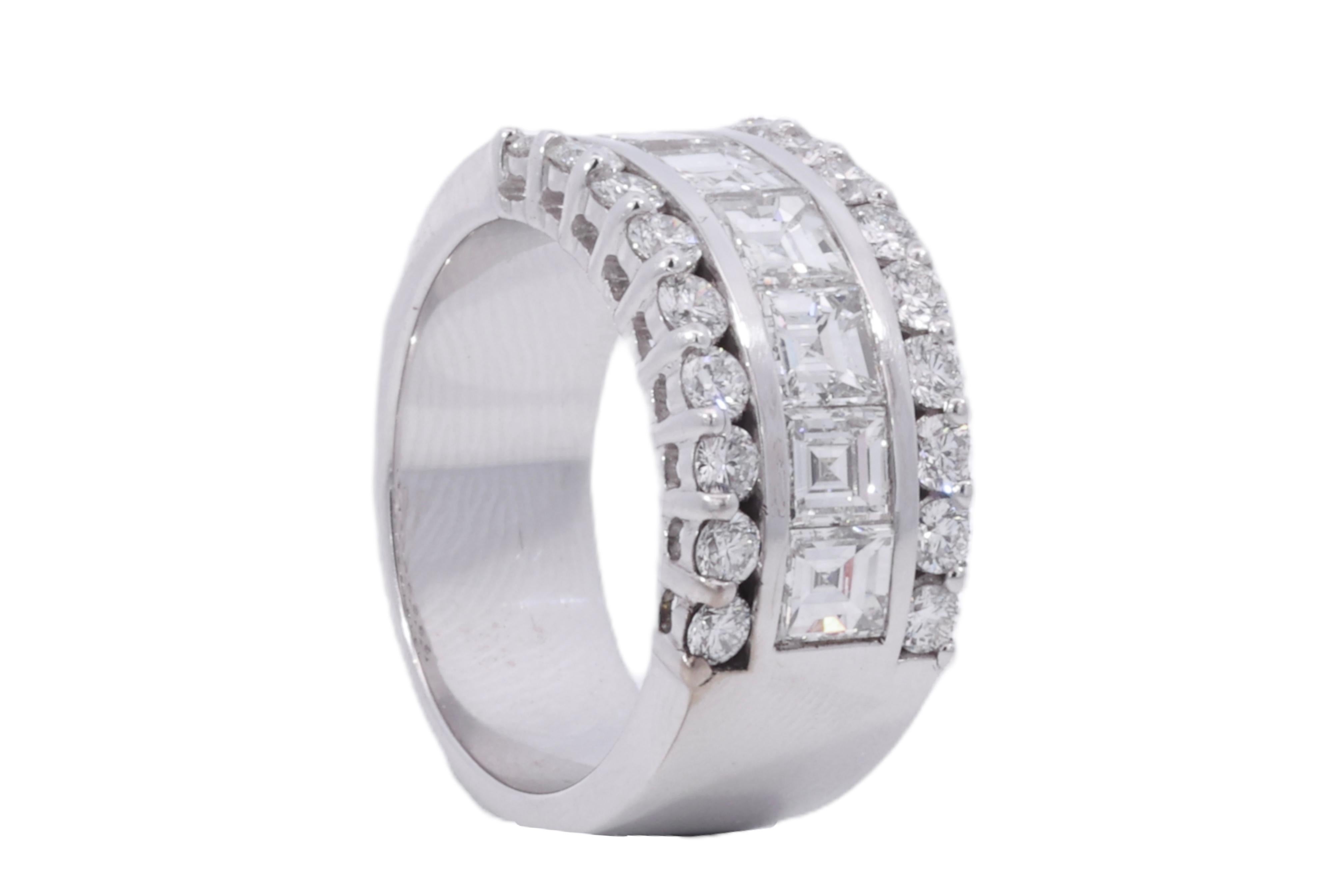 18kt White Gold Ring with Square Emerald Cut and Brilliant Cut Diamonds For Sale 8