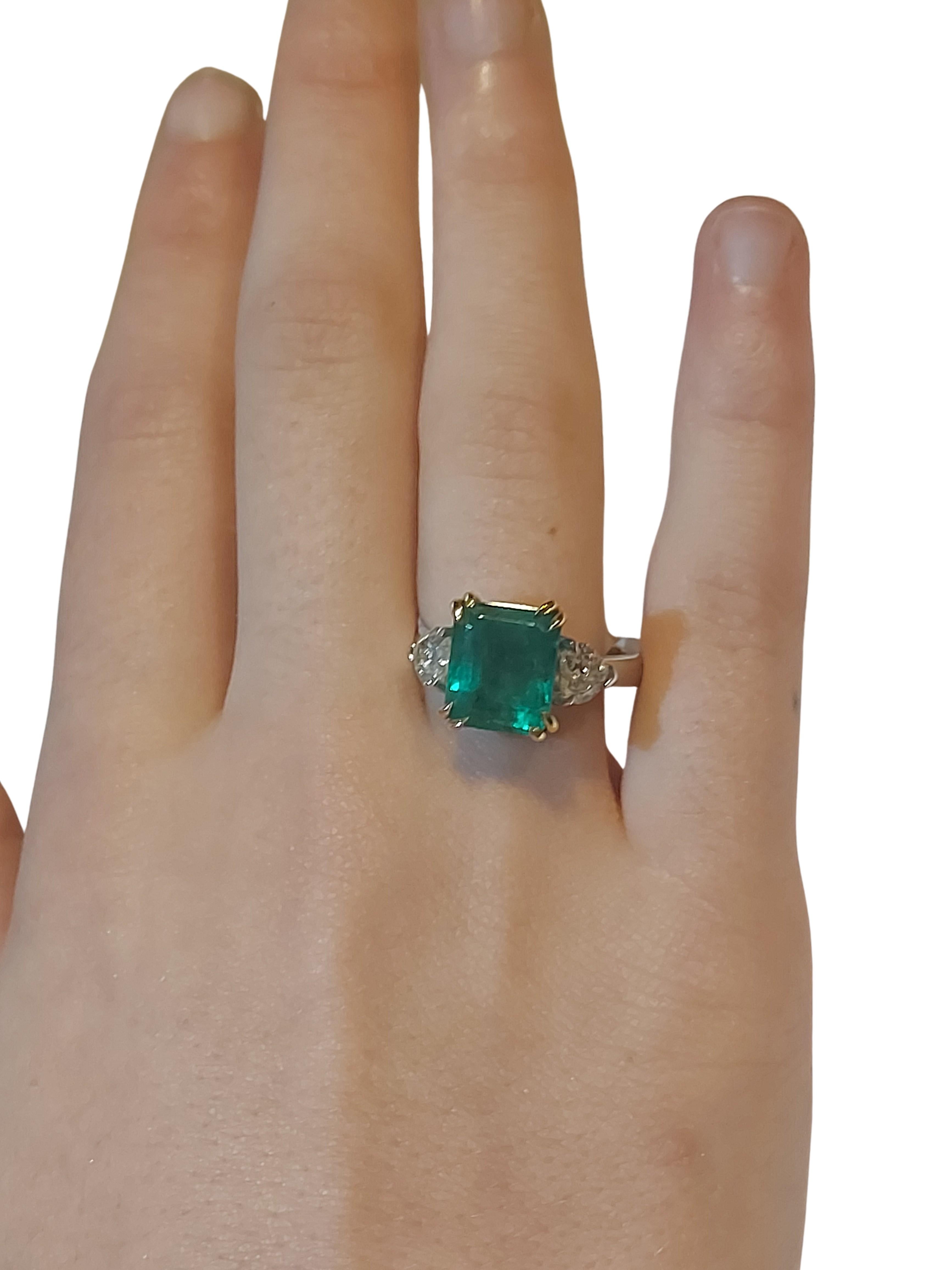 18kt White Gold Ring Wth 5.23ct Colombian Emerald & 0.93ct Heart Shaped Diamonds For Sale 4