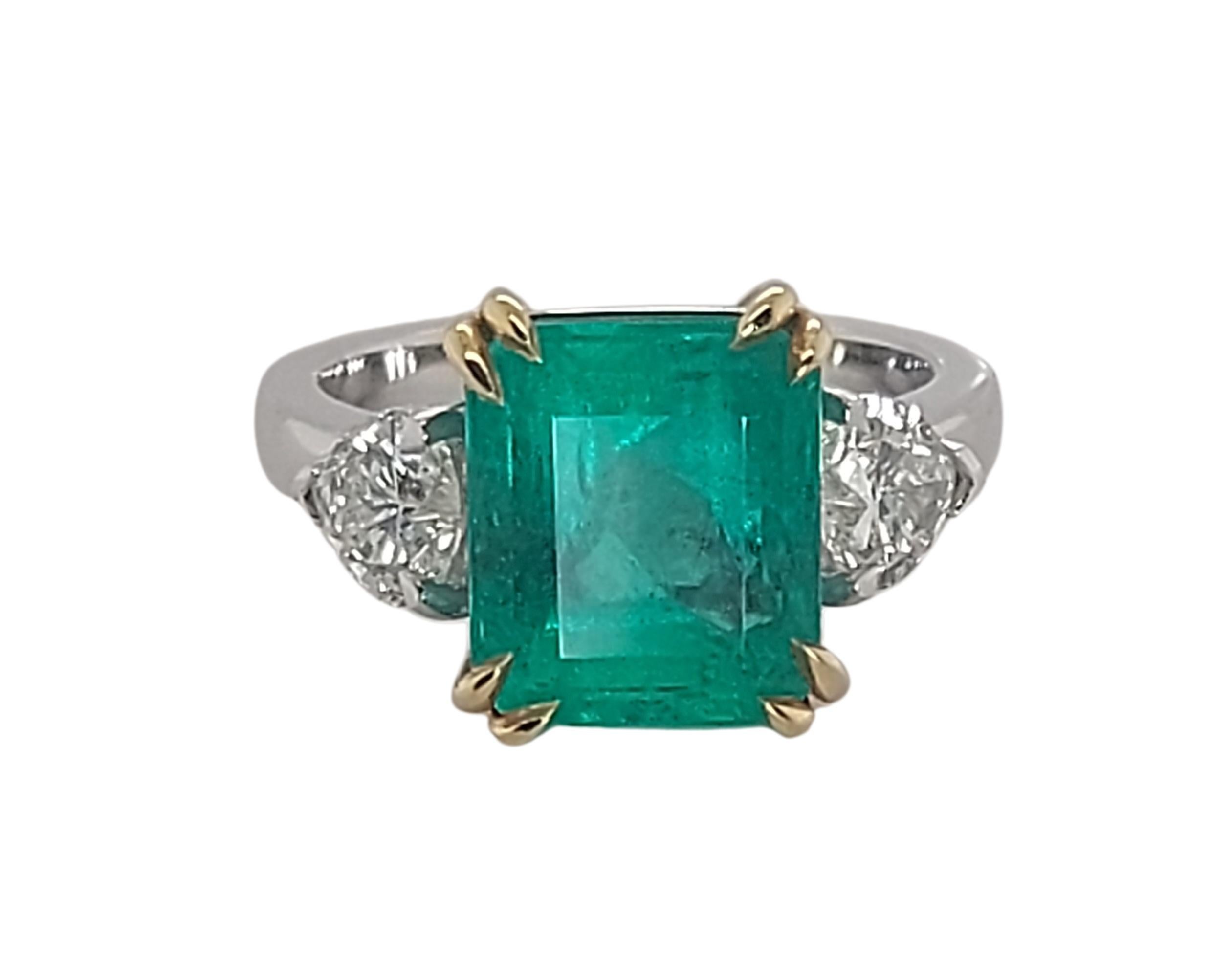 Beautiful 18kt White Gold Ring With 5.23ct Colombian Minor Emerald & 0.93ct Heart Shaped Diamonds

Emerald: Colombian Emerald 5.23 ct Minor.

Diamonds: Heart shaped diamonds, together approx. 0.93ct

Material: 18kt white & yellow gold

Ring size: