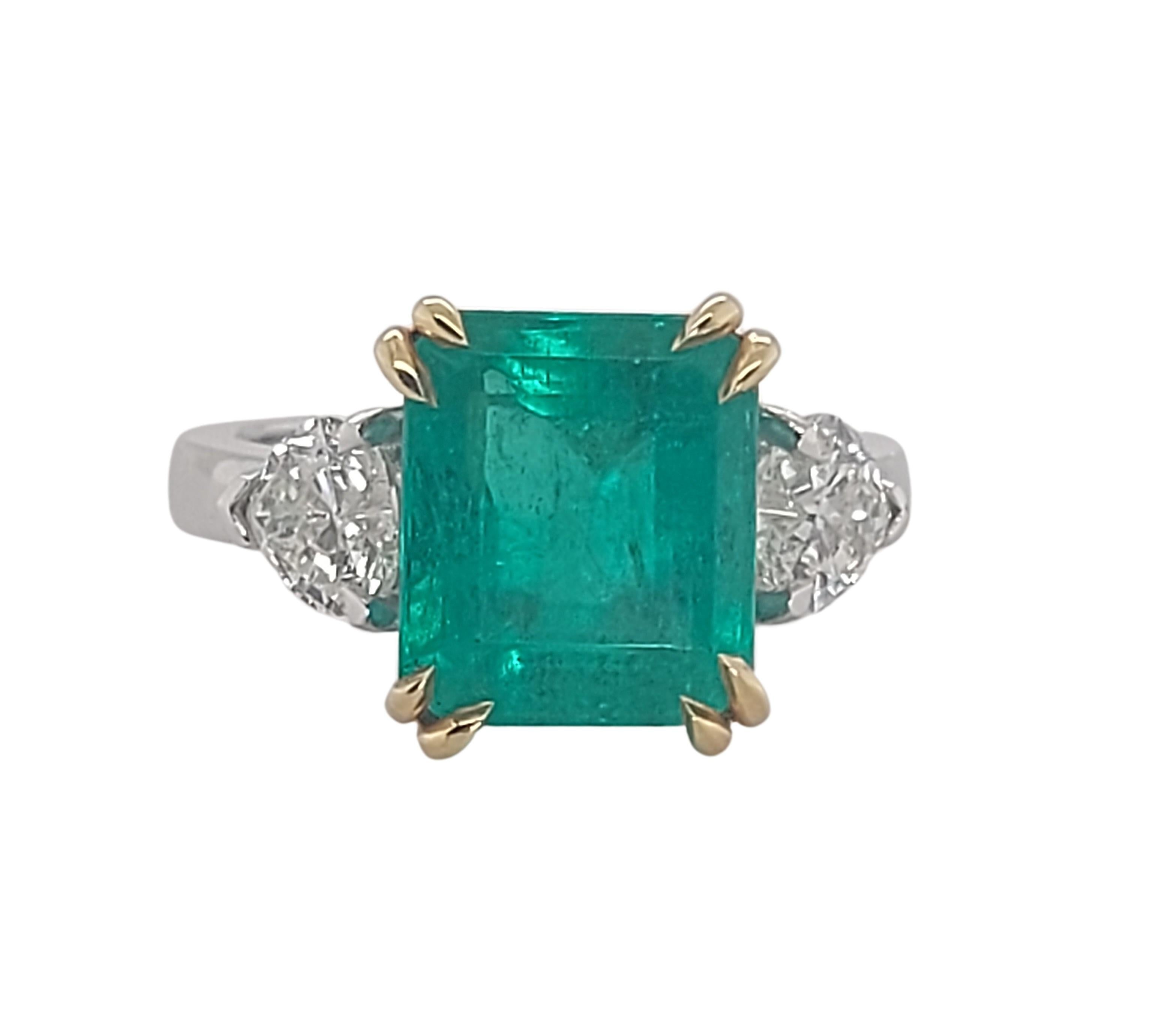 Artisan 18kt White Gold Ring Wth 5.23ct Colombian Emerald & 0.93ct Heart Shaped Diamonds For Sale