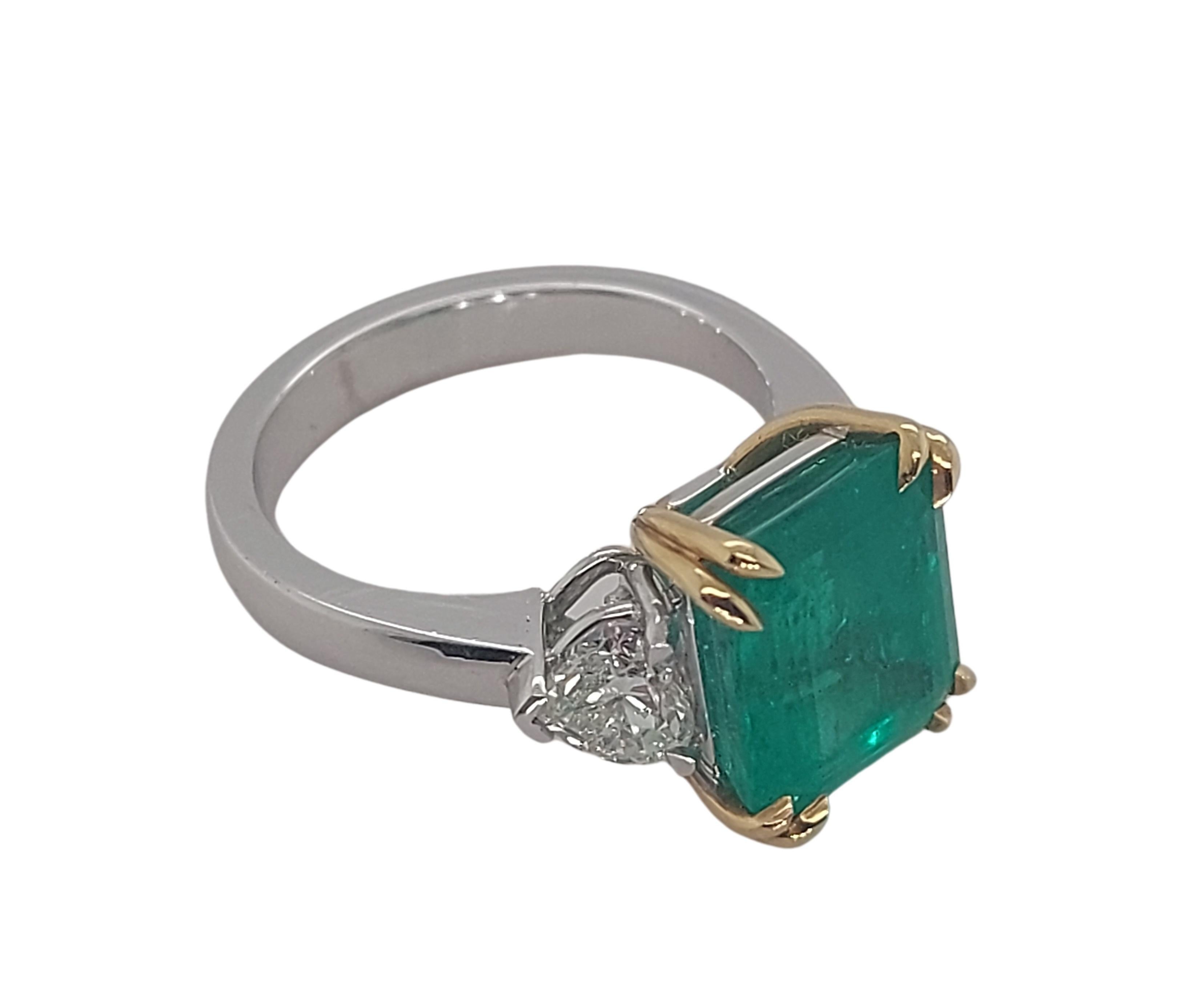 18kt White Gold Ring Wth 5.23ct Colombian Emerald & 0.93ct Heart Shaped Diamonds In New Condition For Sale In Antwerp, BE