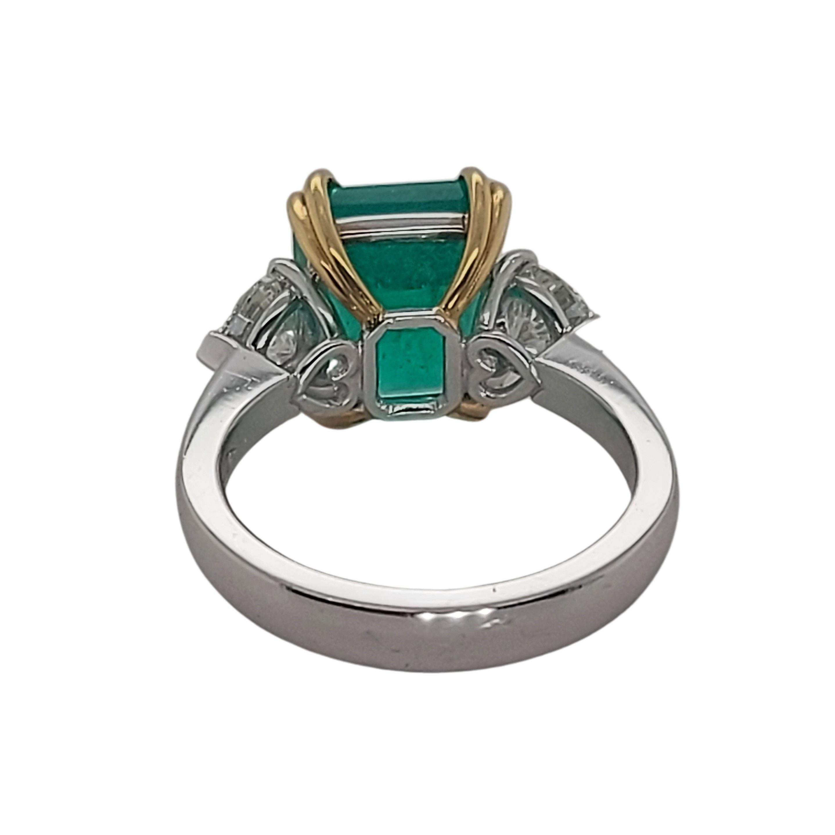 Women's or Men's 18kt White Gold Ring Wth 5.23ct Colombian Emerald & 0.93ct Heart Shaped Diamonds For Sale