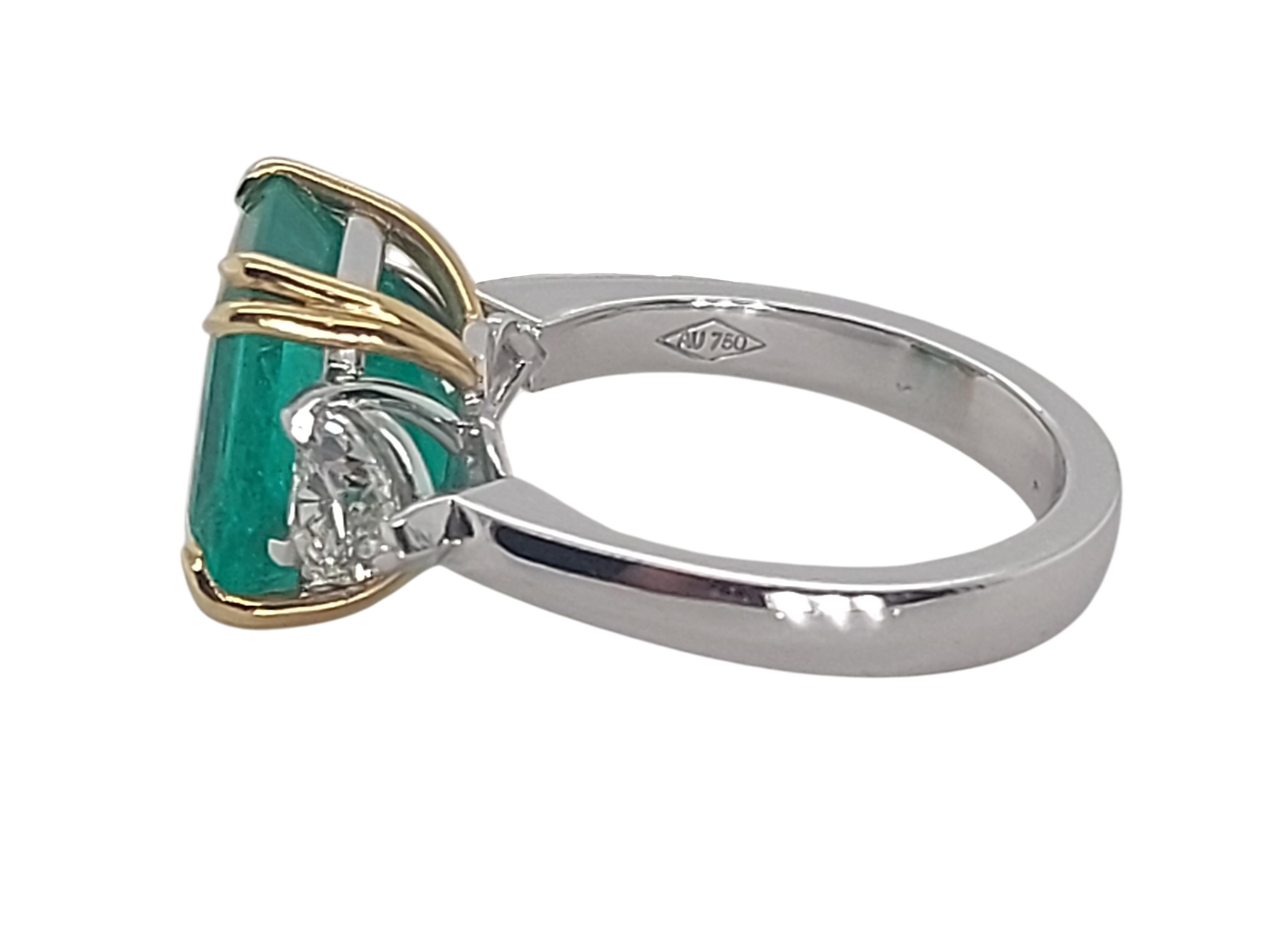 Anello in oro bianco 18kt con smeraldo colombiano da 5,23 carati e diamanti a forma di cuore da 0,93 carati in vendita 1