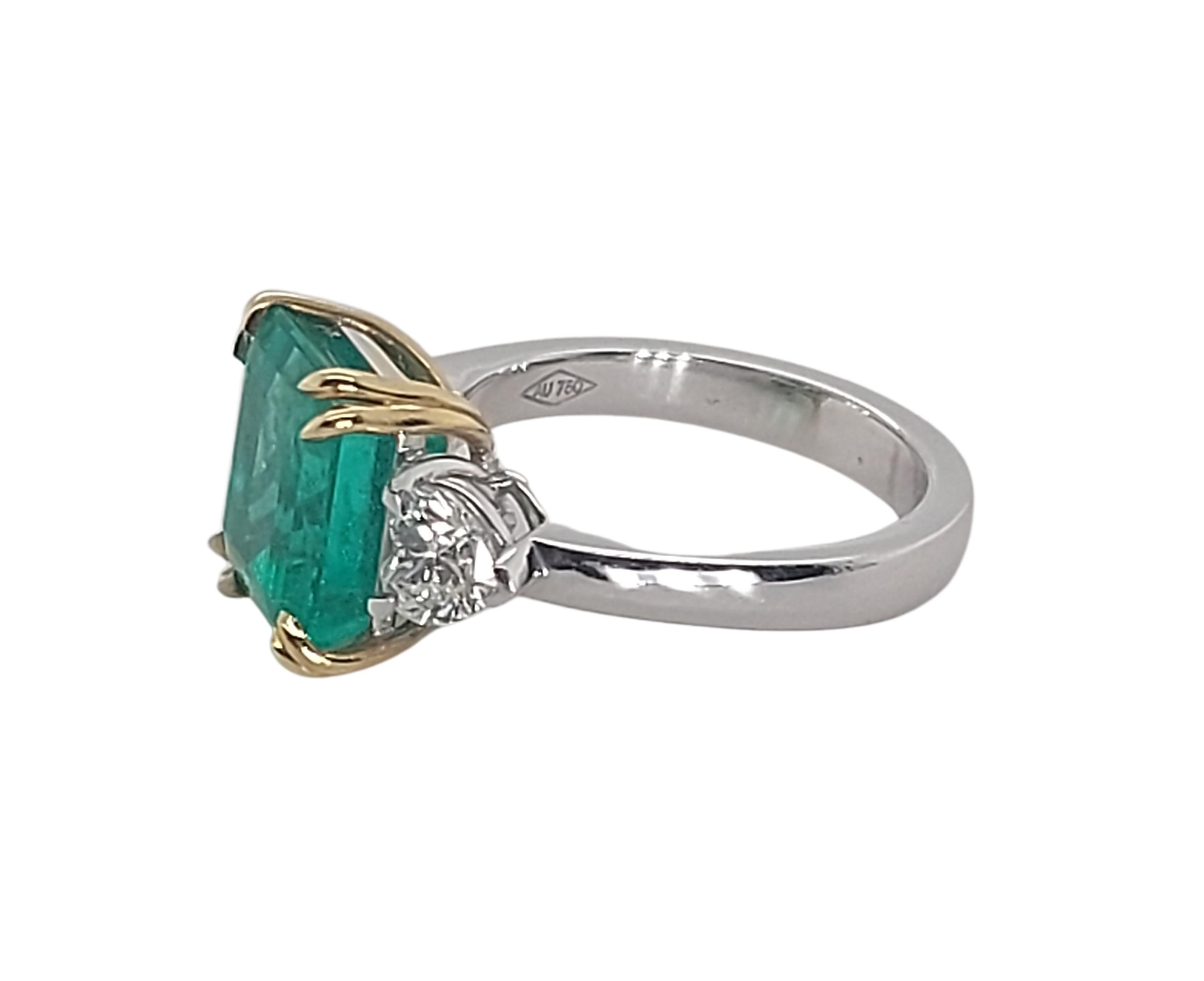 Anello in oro bianco 18kt con smeraldo colombiano da 5,23 carati e diamanti a forma di cuore da 0,93 carati in vendita 2