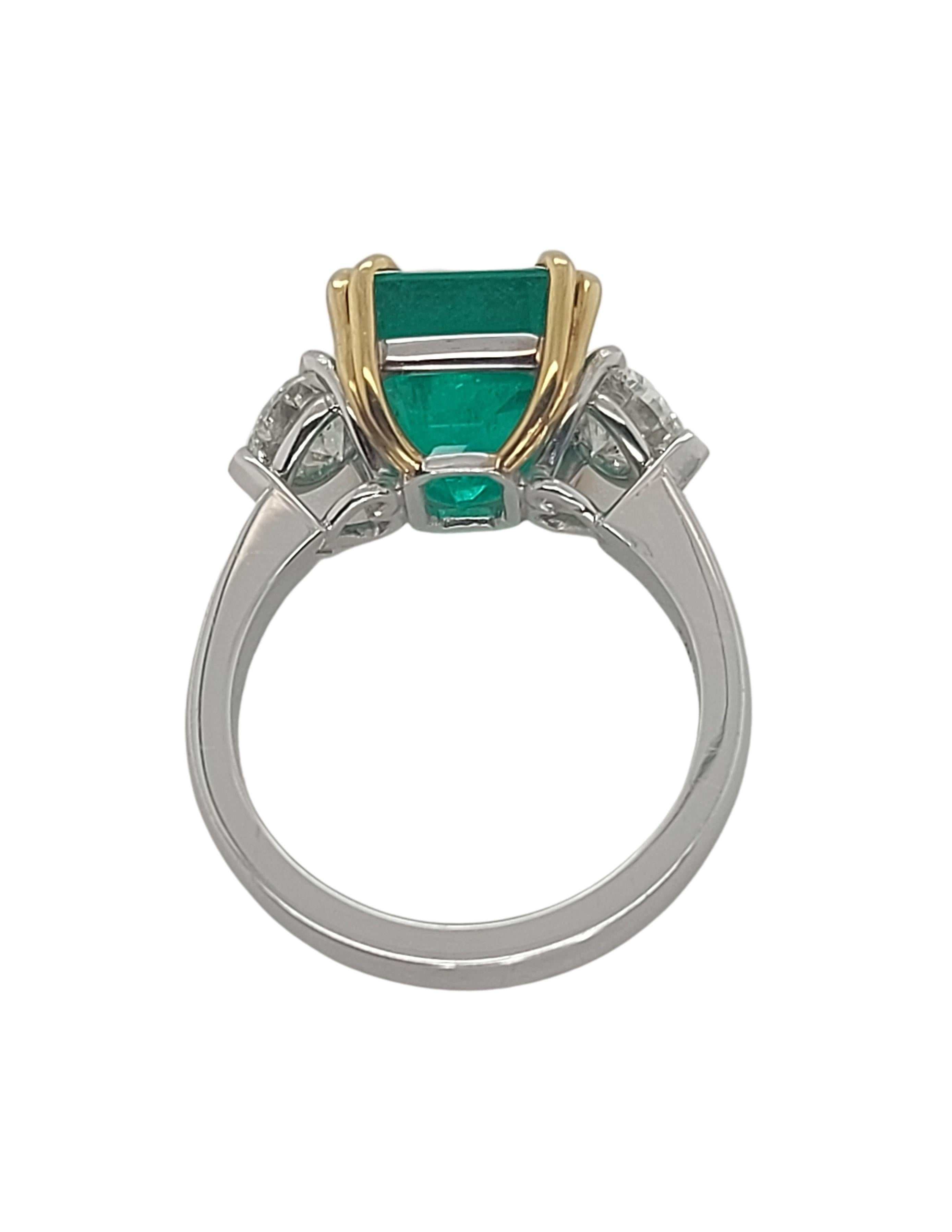 Anello in oro bianco 18kt con smeraldo colombiano da 5,23 carati e diamanti a forma di cuore da 0,93 carati in vendita 3