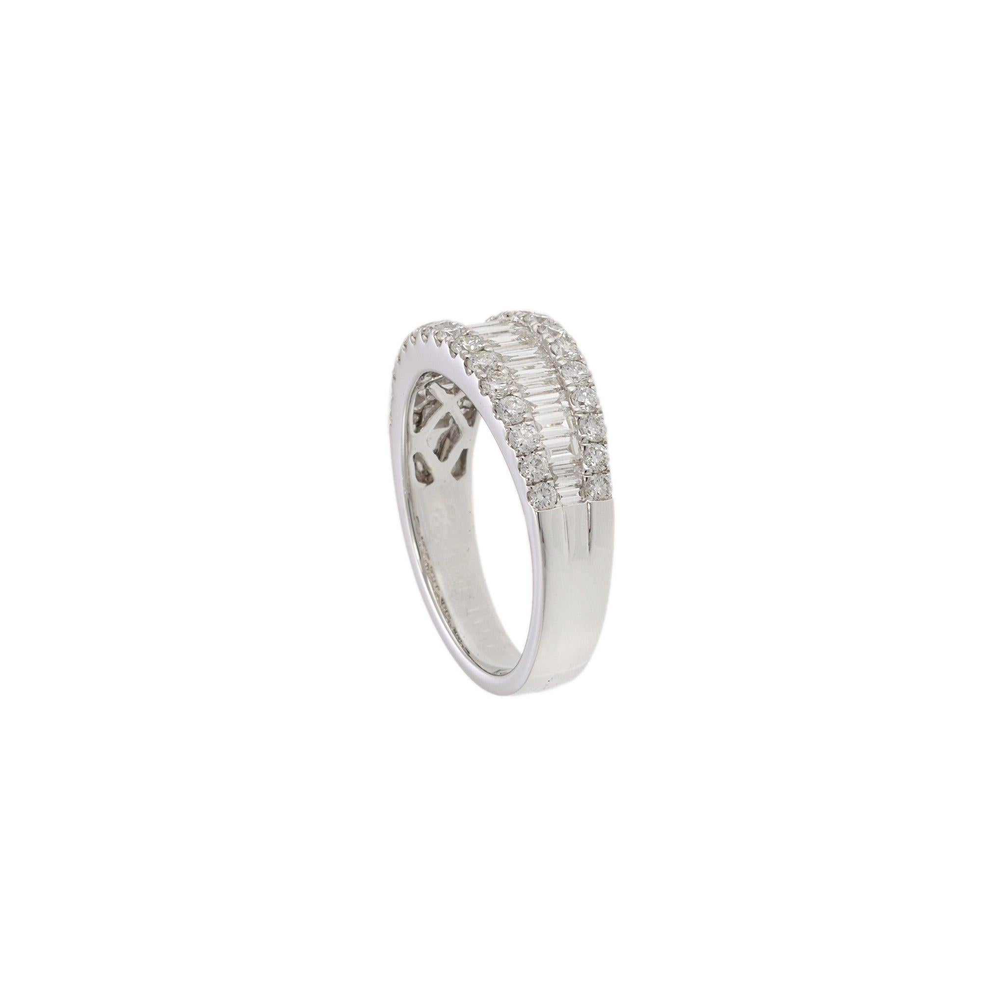 Taille brillant Bandeau en or blanc 18KT à diamants ronds et baguettes en vente
