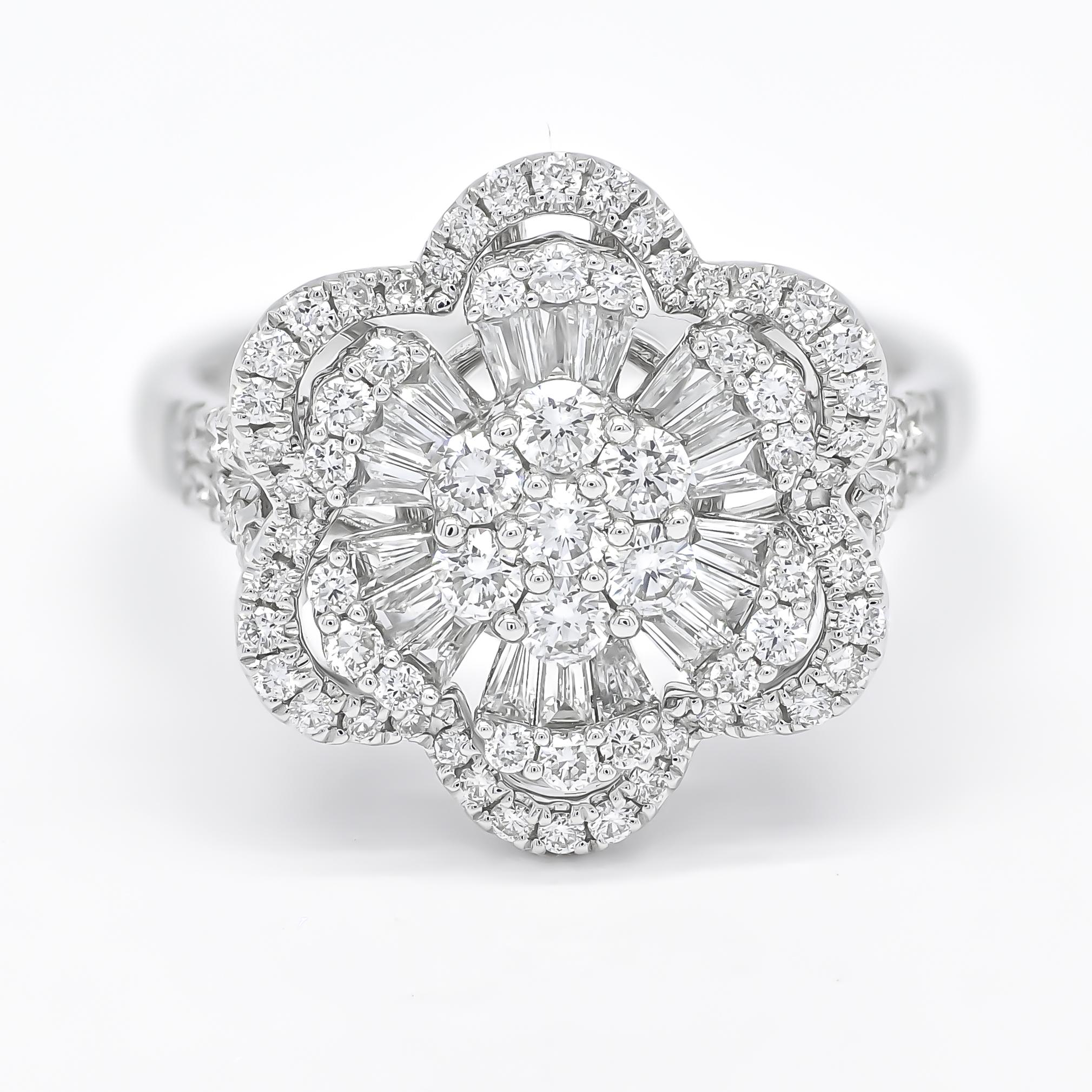 En vente :  Bague à la mode en or blanc 18 carats avec grappe de diamants ronds et baguettes en forme d'étoile de fleur  2