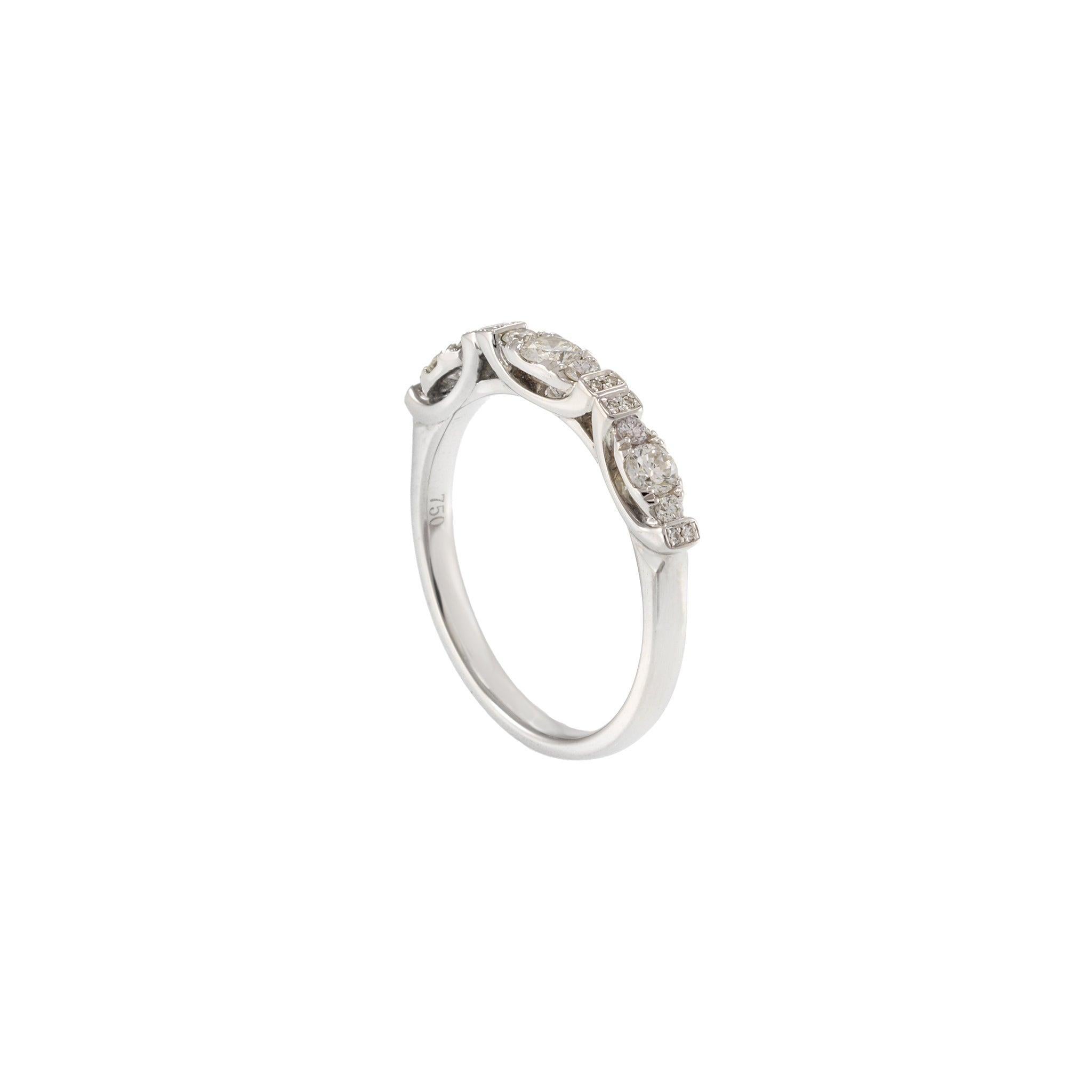 Women's or Men's 18KT White Gold Round Cut Diamond Alternating Pattern Ring For Sale