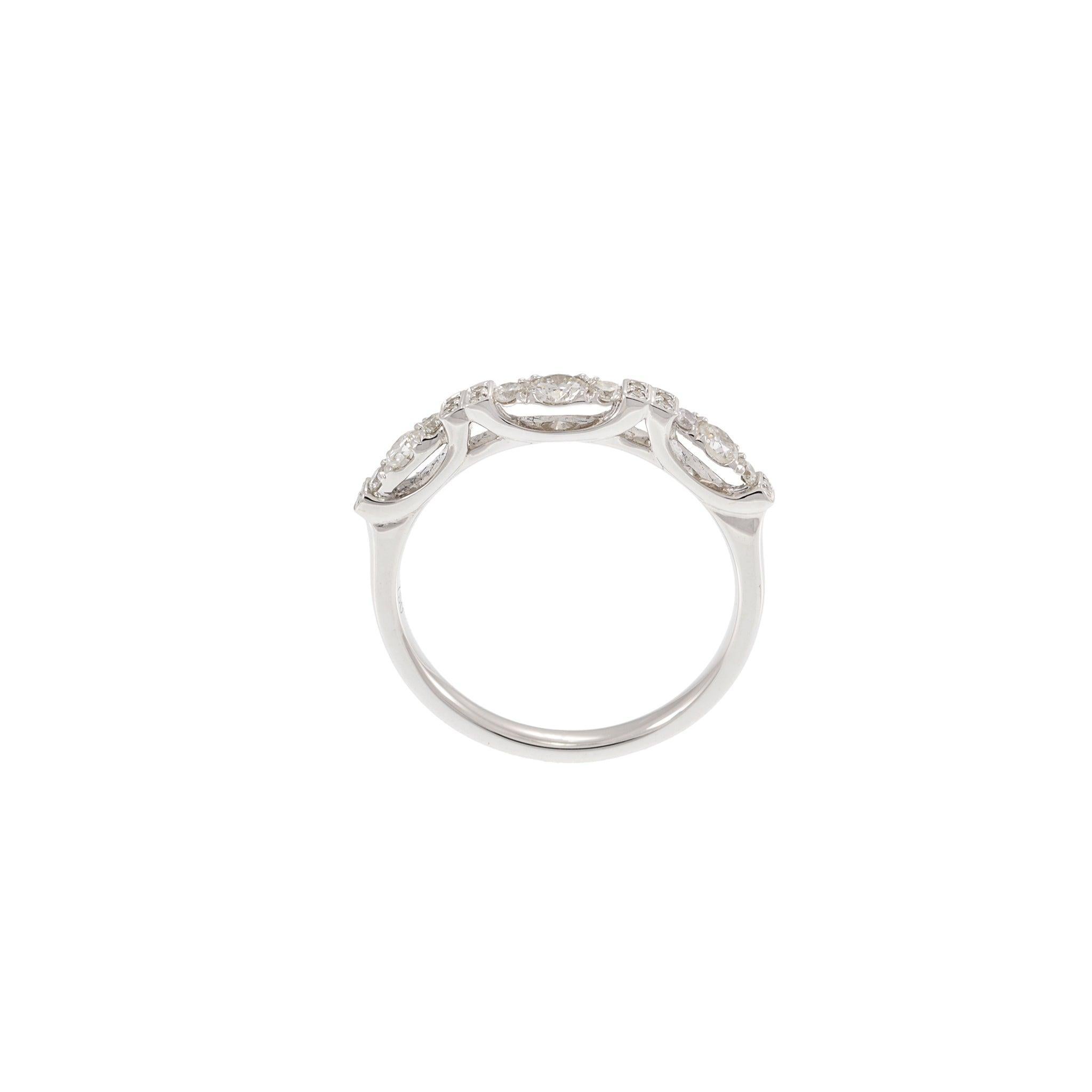 18KT White Gold Round Cut Diamond Alternating Pattern Ring For Sale 1