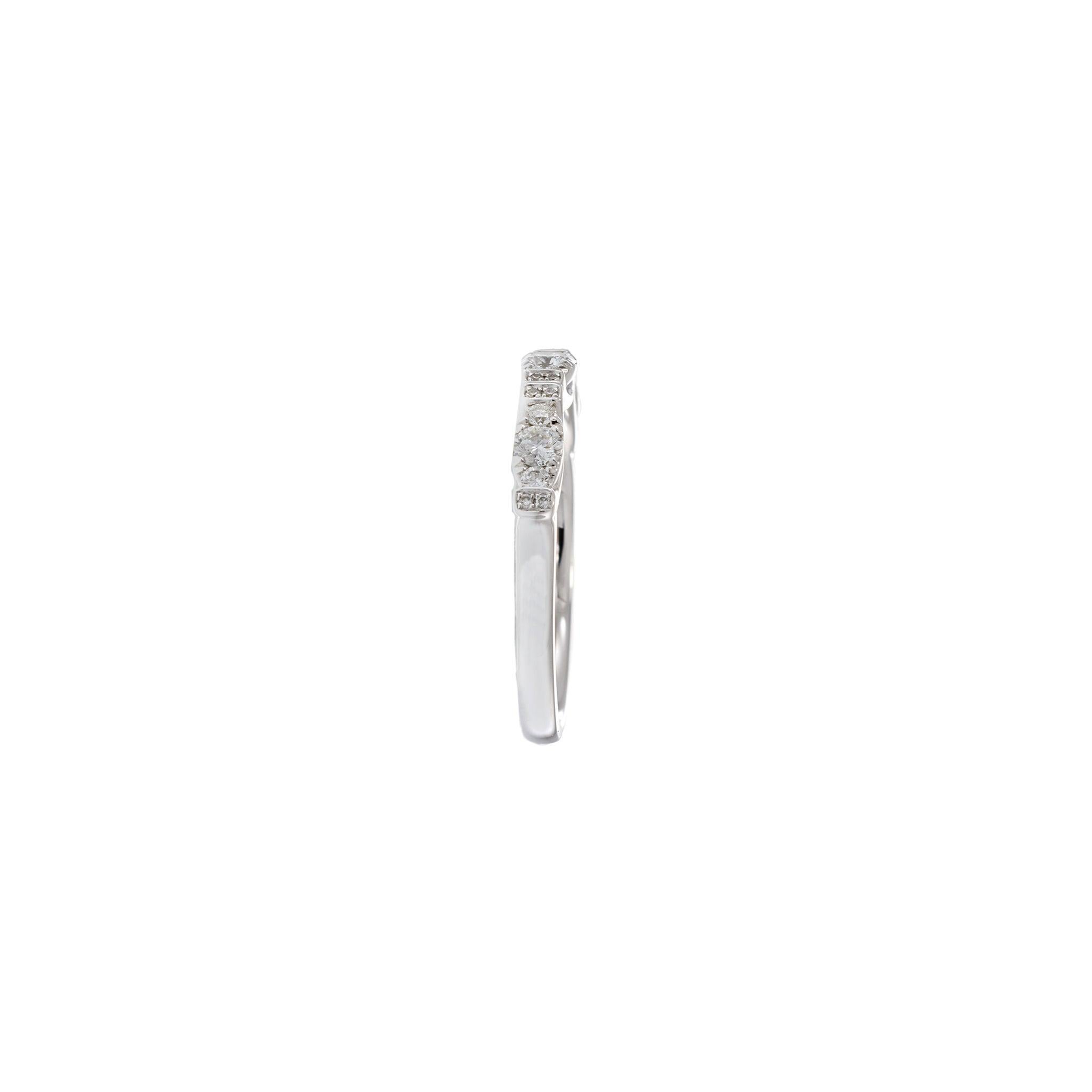 18KT White Gold Round Cut Diamond Alternating Pattern Ring For Sale 2