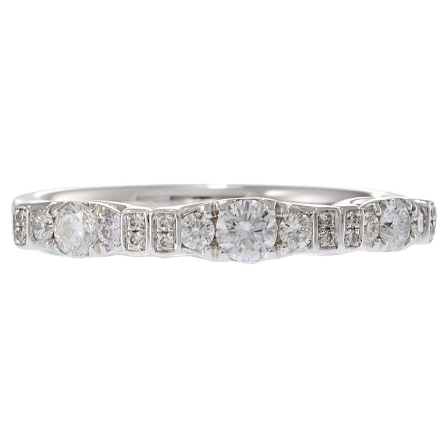 18KT White Gold Round Cut Diamond Alternating Pattern Ring For Sale
