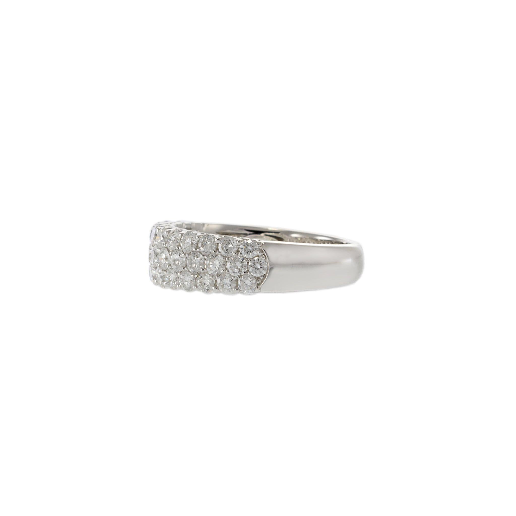 Cet étonnant bracelet en or blanc 18KT met en valeur trois éblouissantes rangées de diamants ronds, créant un large et luxueux étalage de brillance. Un total de 37 diamants méticuleusement sertis pèsent 1,24 carats, classés G-VS pour leur couleur