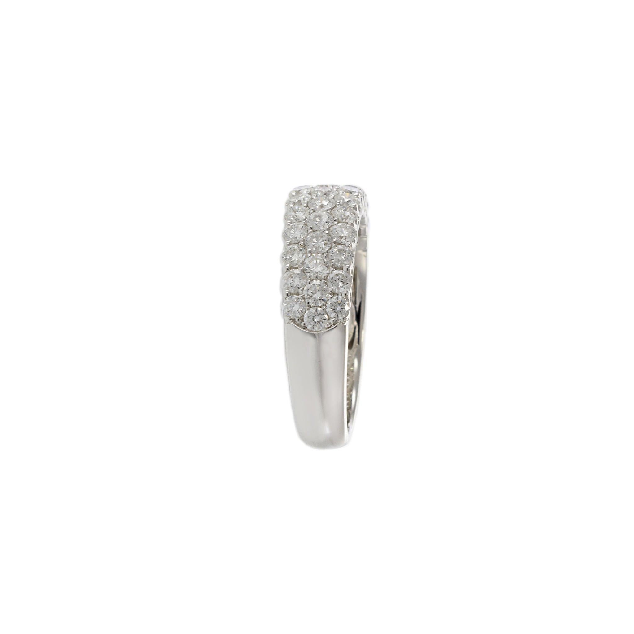 Taille ronde Bracelet large en or blanc 18KT à diamants ronds en vente