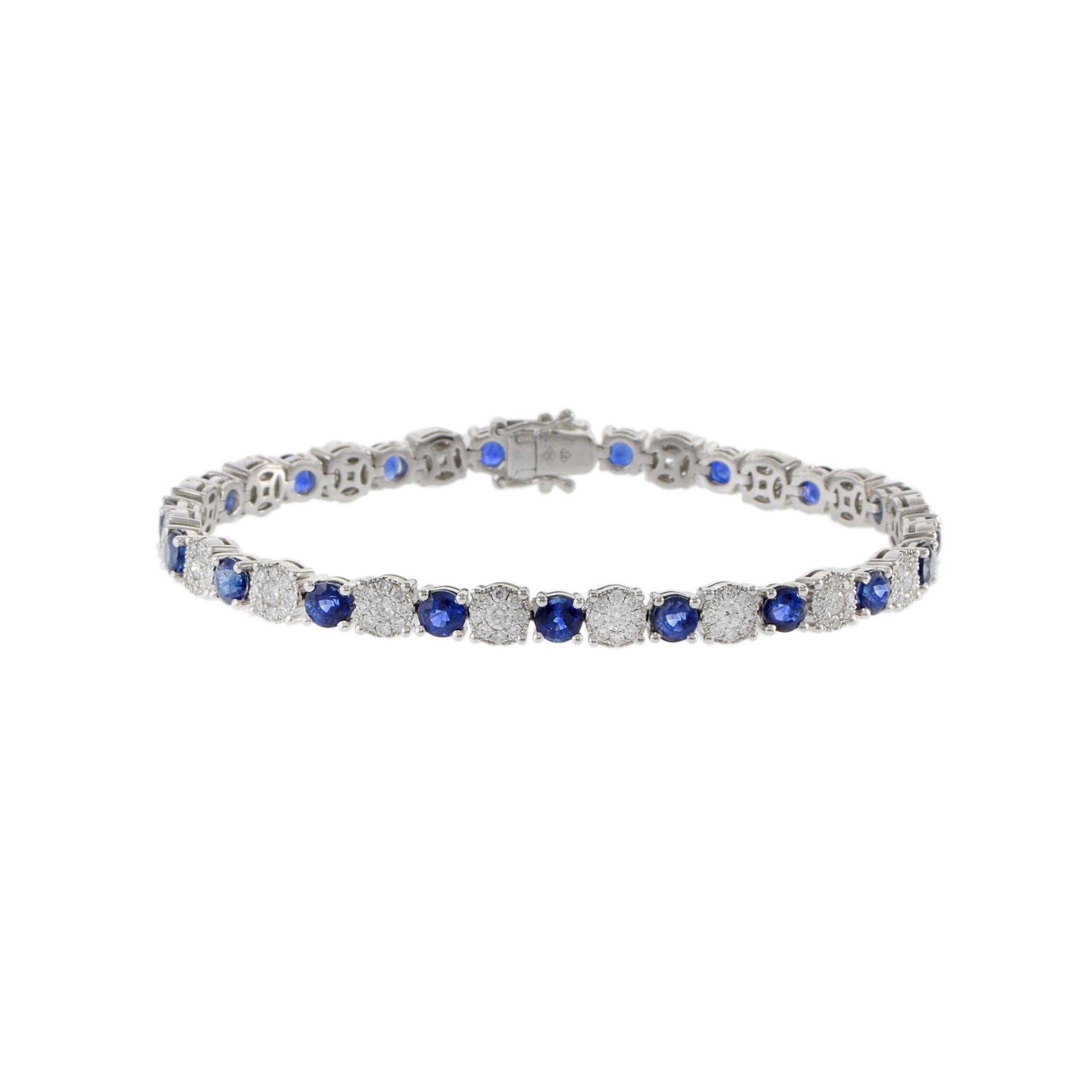 Dieses elegante Armband wurde fachmännisch aus 18 Kt. Weißgold gefertigt und ist mit abwechselnd blauen Saphiren und Diamanten besetzt. Das Armband besteht aus insgesamt 6,63 Tausendstel Tonnen echten blauen Saphiren im Rundschliff, die zwischen