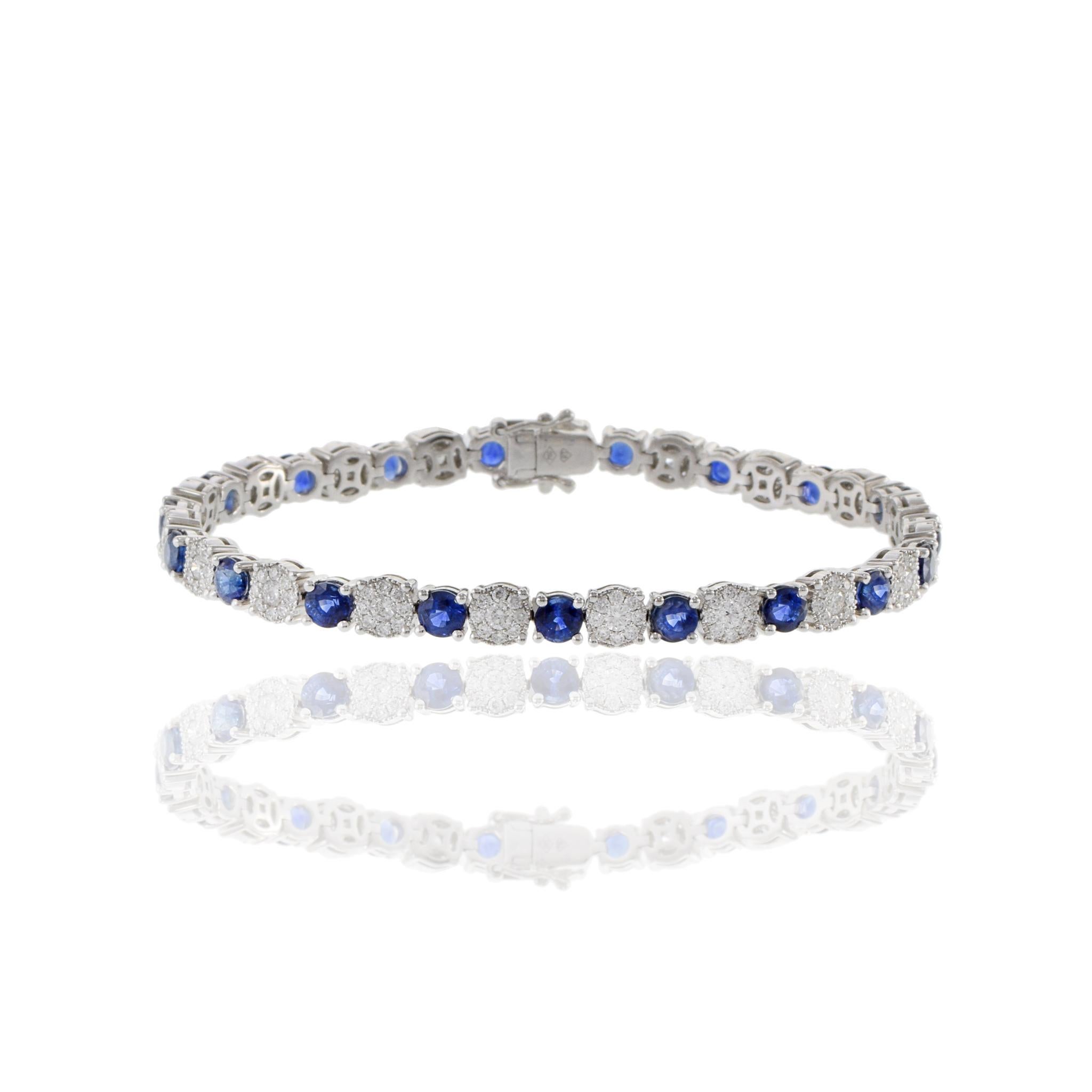 18KT Weißgold Armband mit rundem Saphir im Rundschliff und Diamanten im Cluster (Moderne) im Angebot