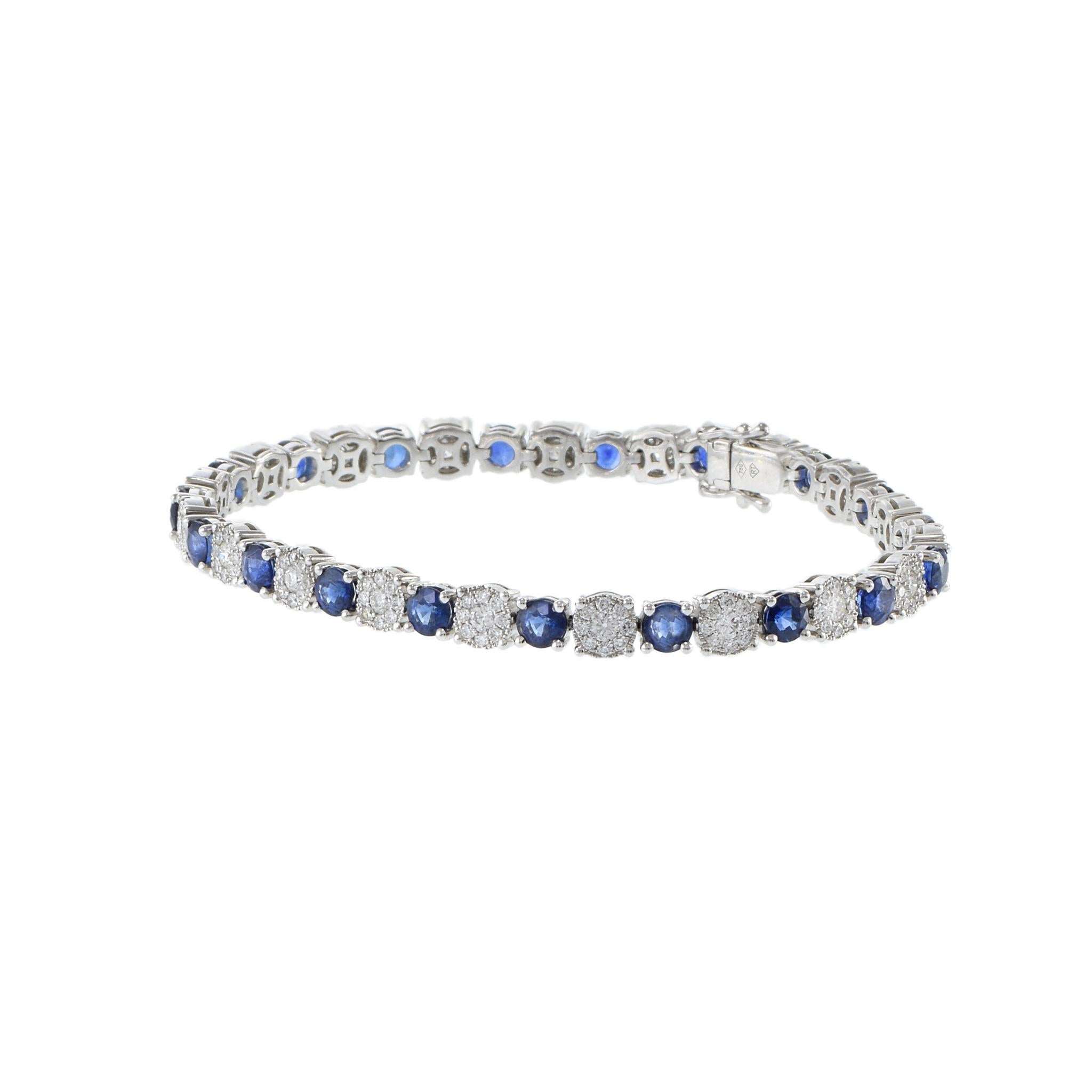 18KT Weißgold Armband mit rundem Saphir im Rundschliff und Diamanten im Cluster im Zustand „Neu“ im Angebot in New York, NY