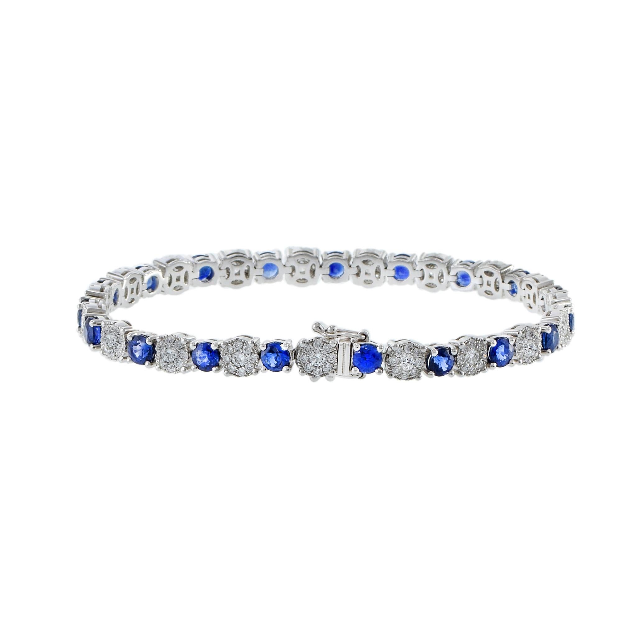 18KT Weißgold Armband mit rundem Saphir im Rundschliff und Diamanten im Cluster im Angebot 1