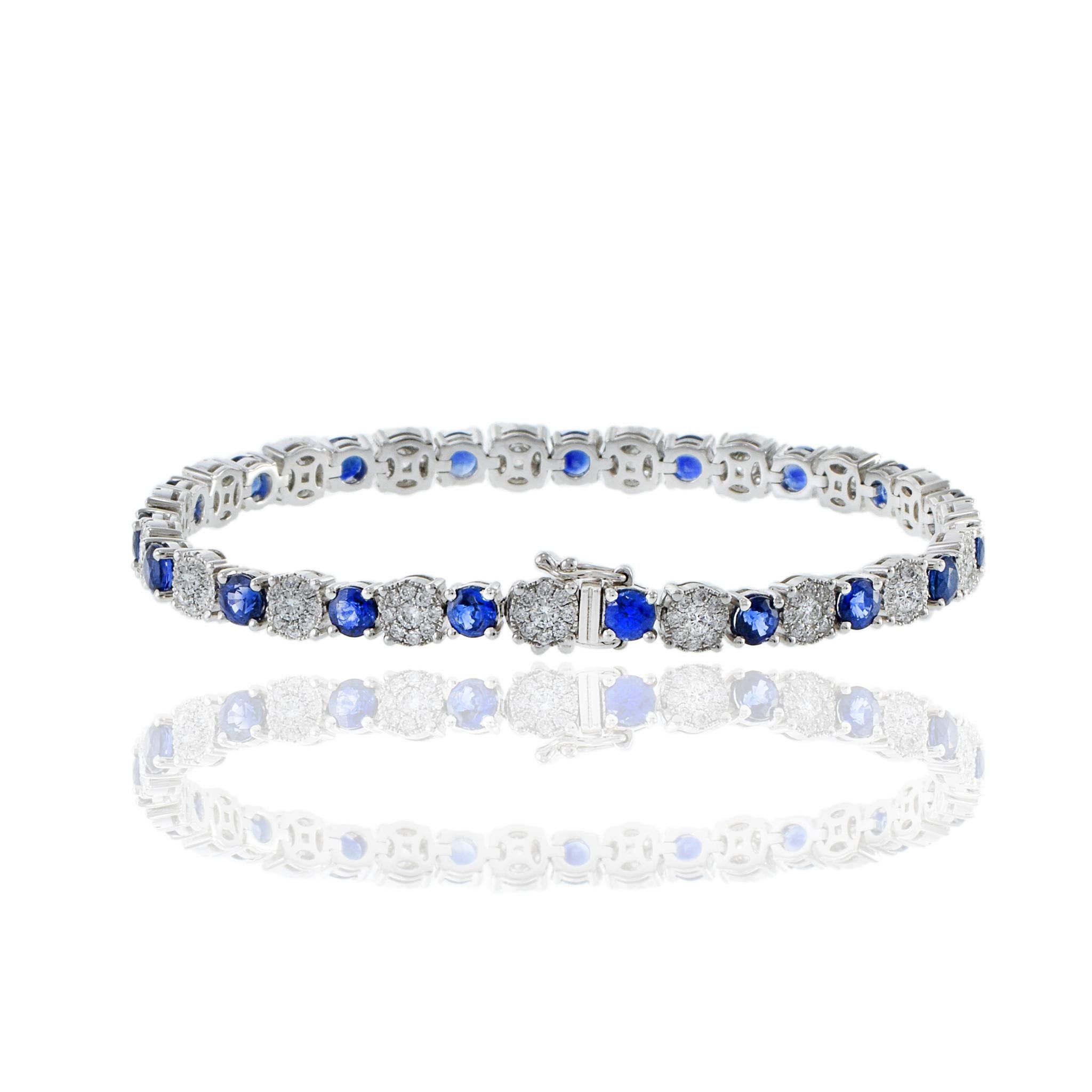 18KT Weißgold Armband mit rundem Saphir im Rundschliff und Diamanten im Cluster im Angebot 2