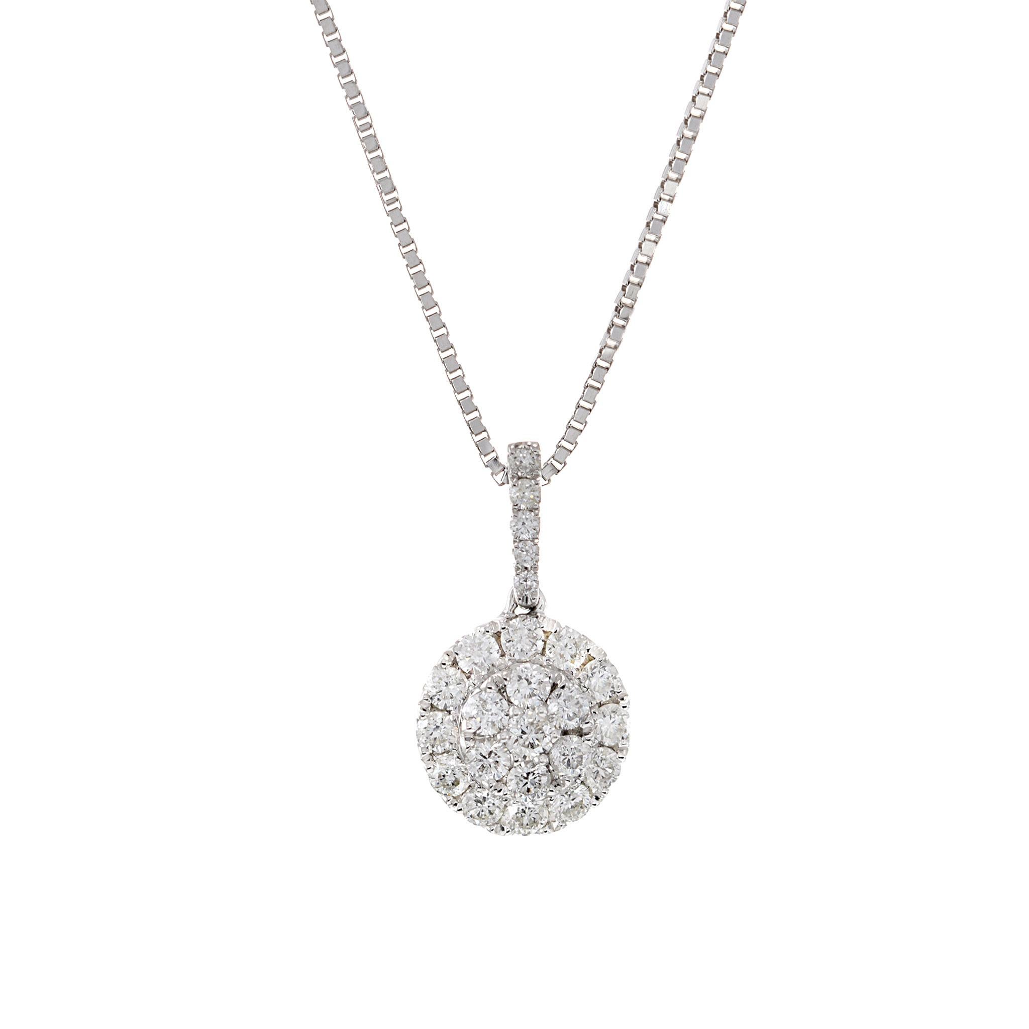 Questo ciondolo con diamante rotondo a grappolo è un'aggiunta straordinaria a qualsiasi collezione di gioielli, realizzato con un'eleganza duratura in oro bianco 18KT. Con un totale di 0,34 CT-TW di diamanti rotondi taglio brillante con colore G e