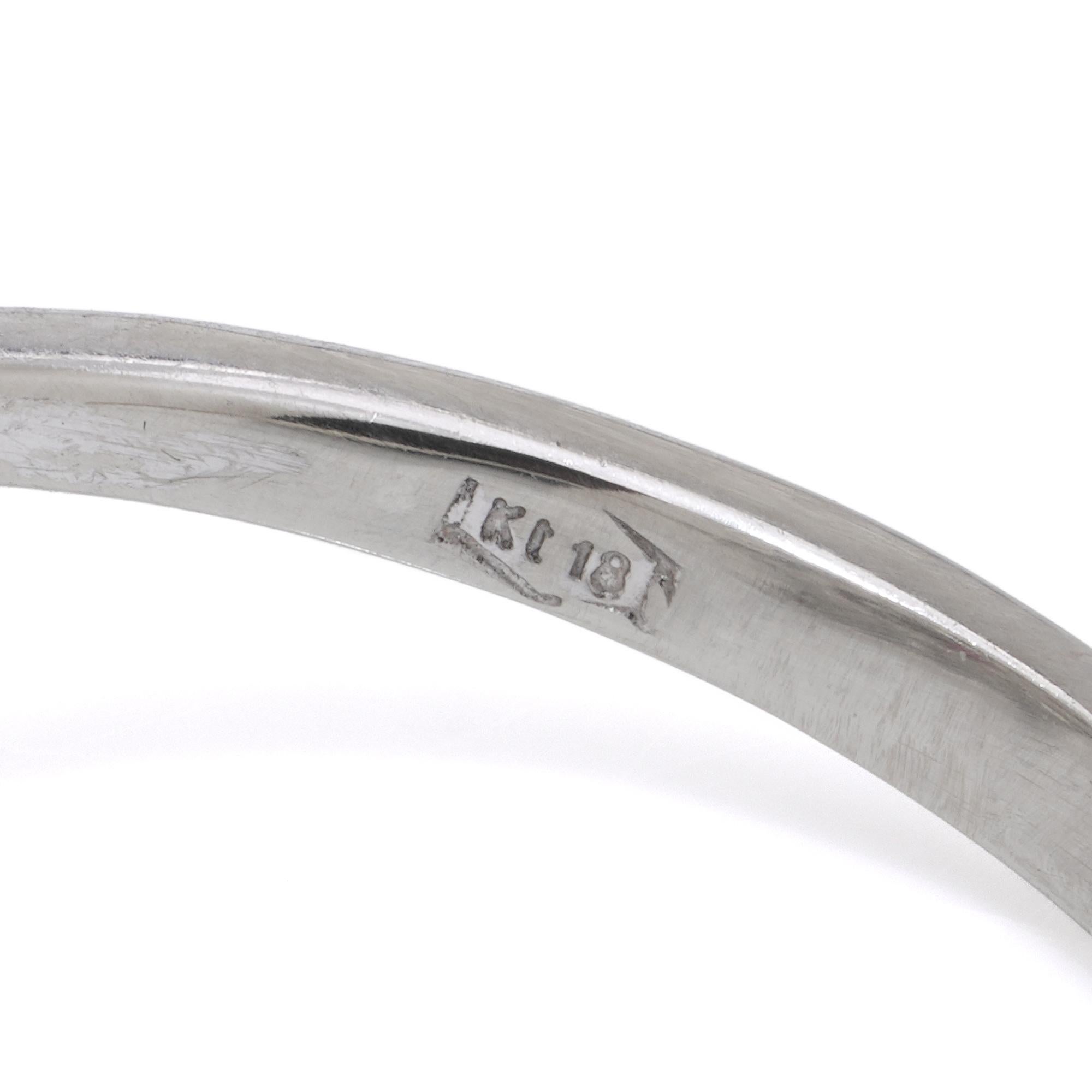 Anello con rubino e diamanti a grappolo in oro bianco 18 carati in vendita 2