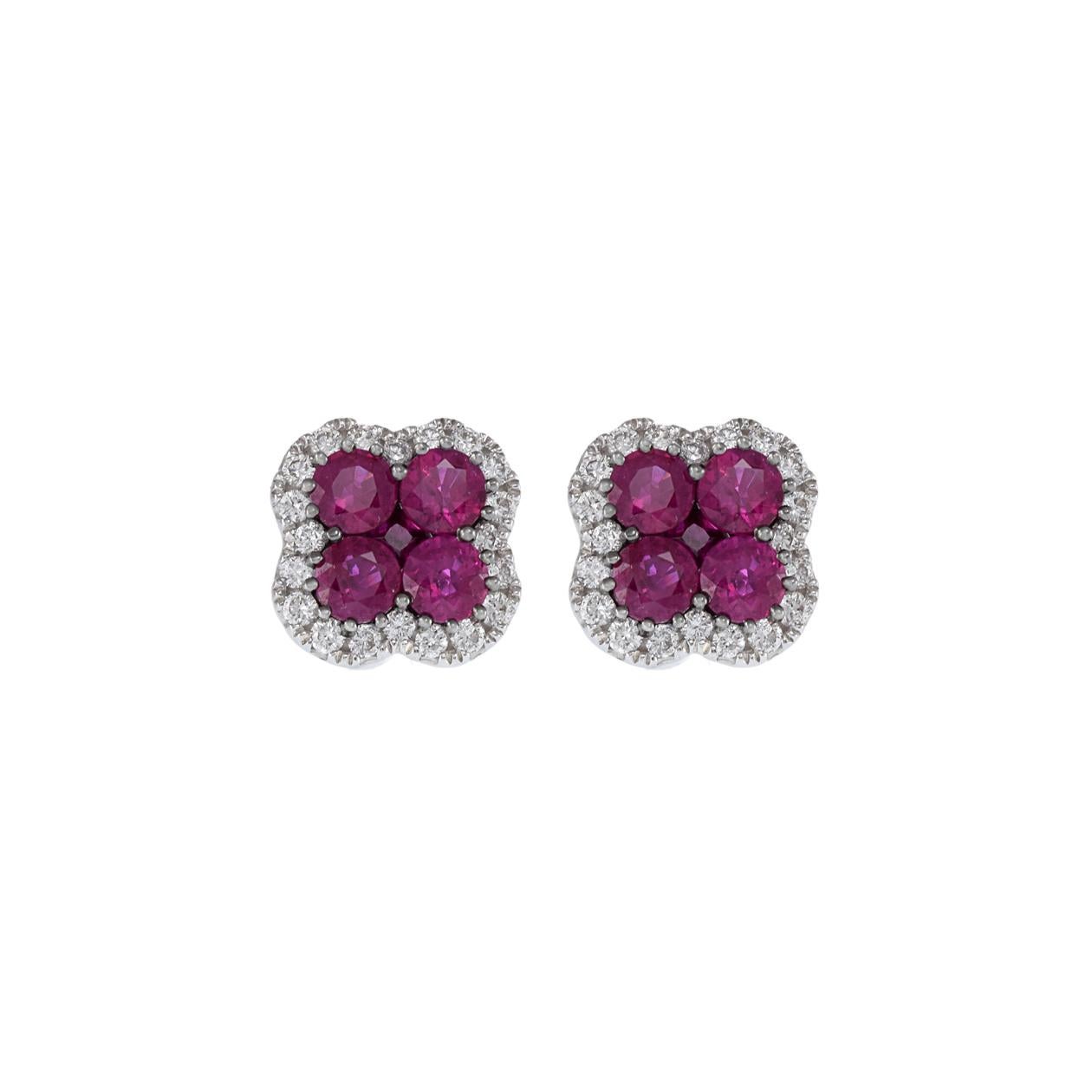 Questi orecchini sono disegnati a forma di quadrifoglio e realizzati in oro bianco 18KT. Gli orecchini presentano rubini autentici di 1,76ct-tw a taglio rotondo, circondati da diamanti di 0,38ct-tw g-vs a taglio rotondo.