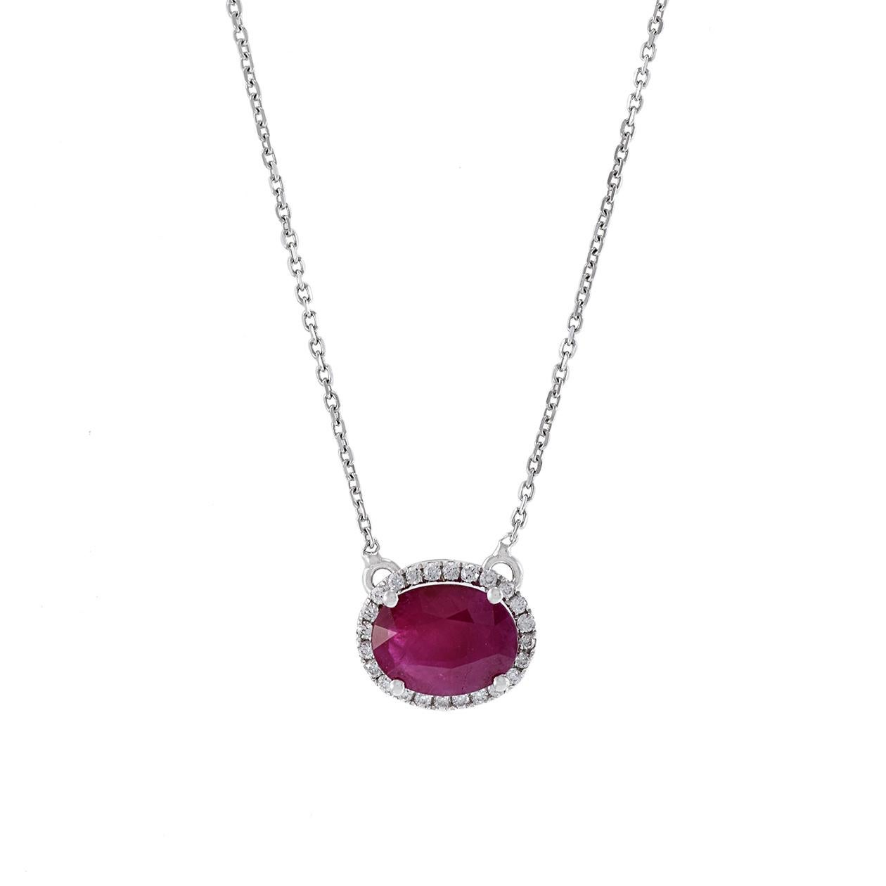 Questa collana in oro bianco 18 carati presenta un rubino autentico di 1,37 carati con taglio ovale al centro, circondato da diamanti di 0,09 carati con taglio rotondo. Lunghezza 18 pollici. Peso 1.9 grammi.