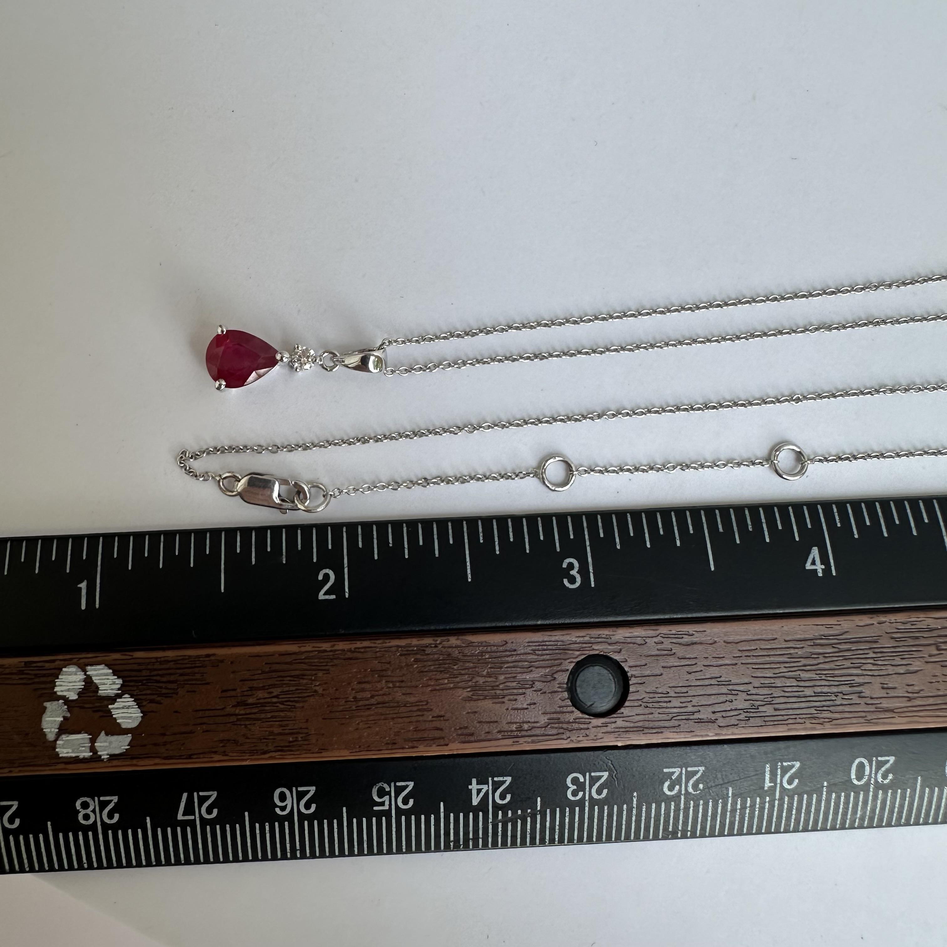 Collier en or blanc 18 carats, rubis et diamants avec évaluation, rubis poire 1,22 carat poids total, neuf Pour femmes en vente