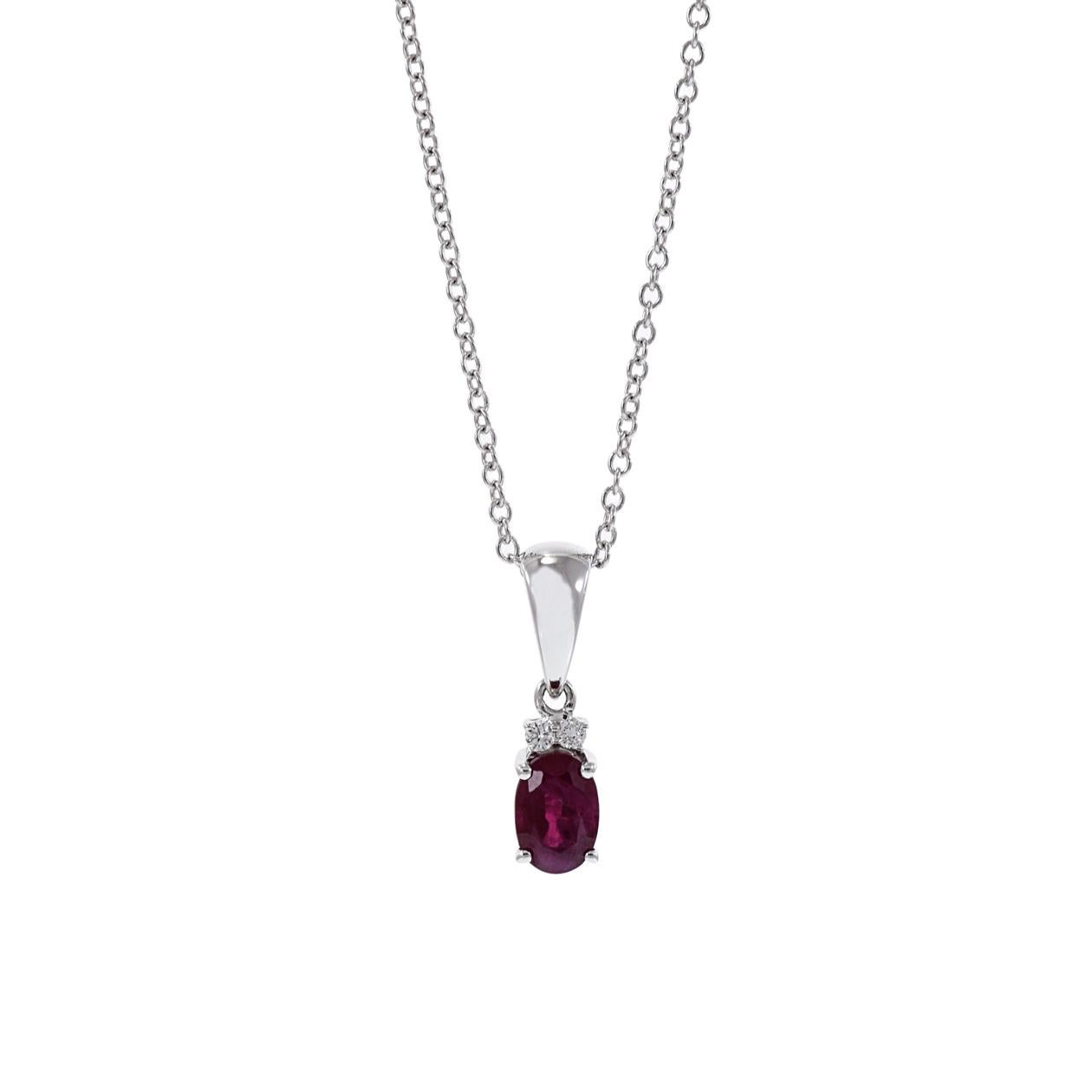 Questo pendente in oro bianco 18 carati presenta un affascinante rubino di forma ovale del peso di 0,66 carati, incastonato con due diamanti di taglio rotondo per un totale di 0,03 carati. La combinazione del vibrante rubino e degli scintillanti