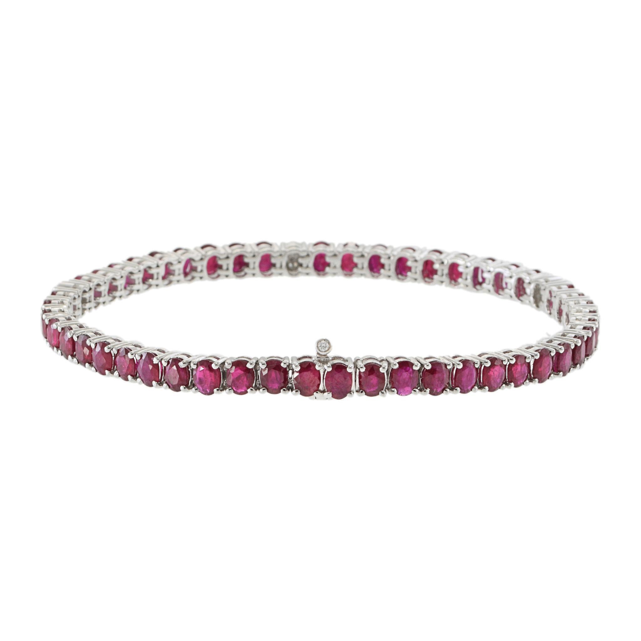Pulsera de Tenis de Oro Blanco de 18 KT con Rubíes y Diamantes Corte oval en venta