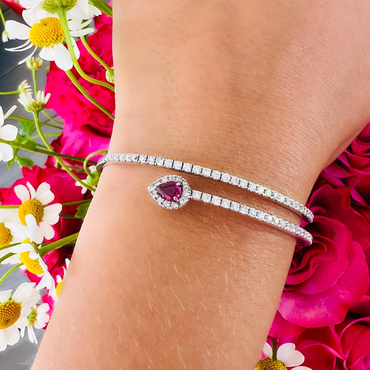 Un magnifico diamante che si apre su un unico vibrante rubino a forma di pera rende questo bracciale in oro bianco di Salavetti un gioiello davvero spettacolare. 1,45 carati di raffinati diamanti bianchi naturali (mediamente G/VS) sono perfettamente