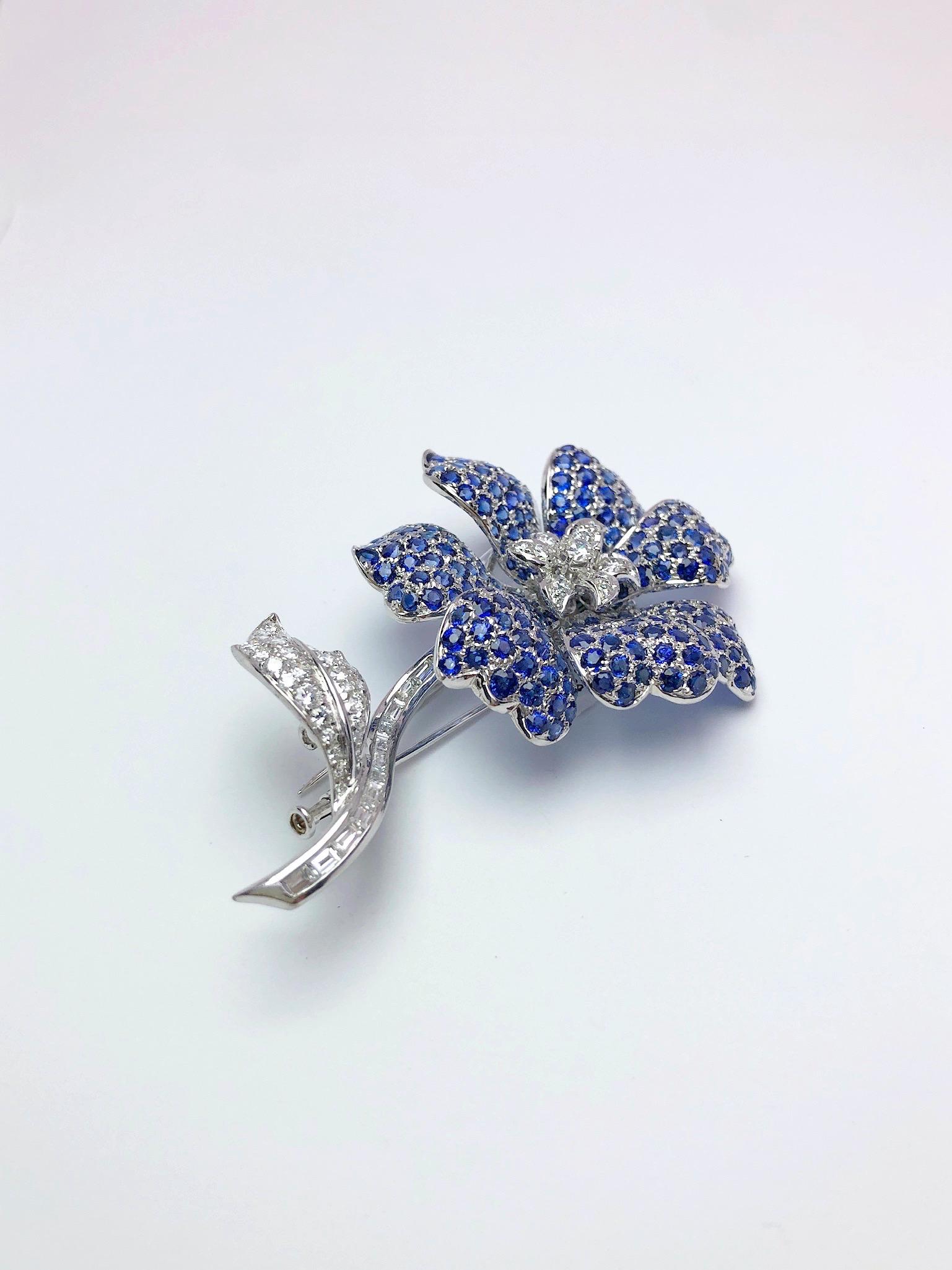 18 Karat White Gold, Sapphire 16.73 Carat and Diamond 2.10 Carat Flower Brooch In New Condition For Sale In New York, NY
