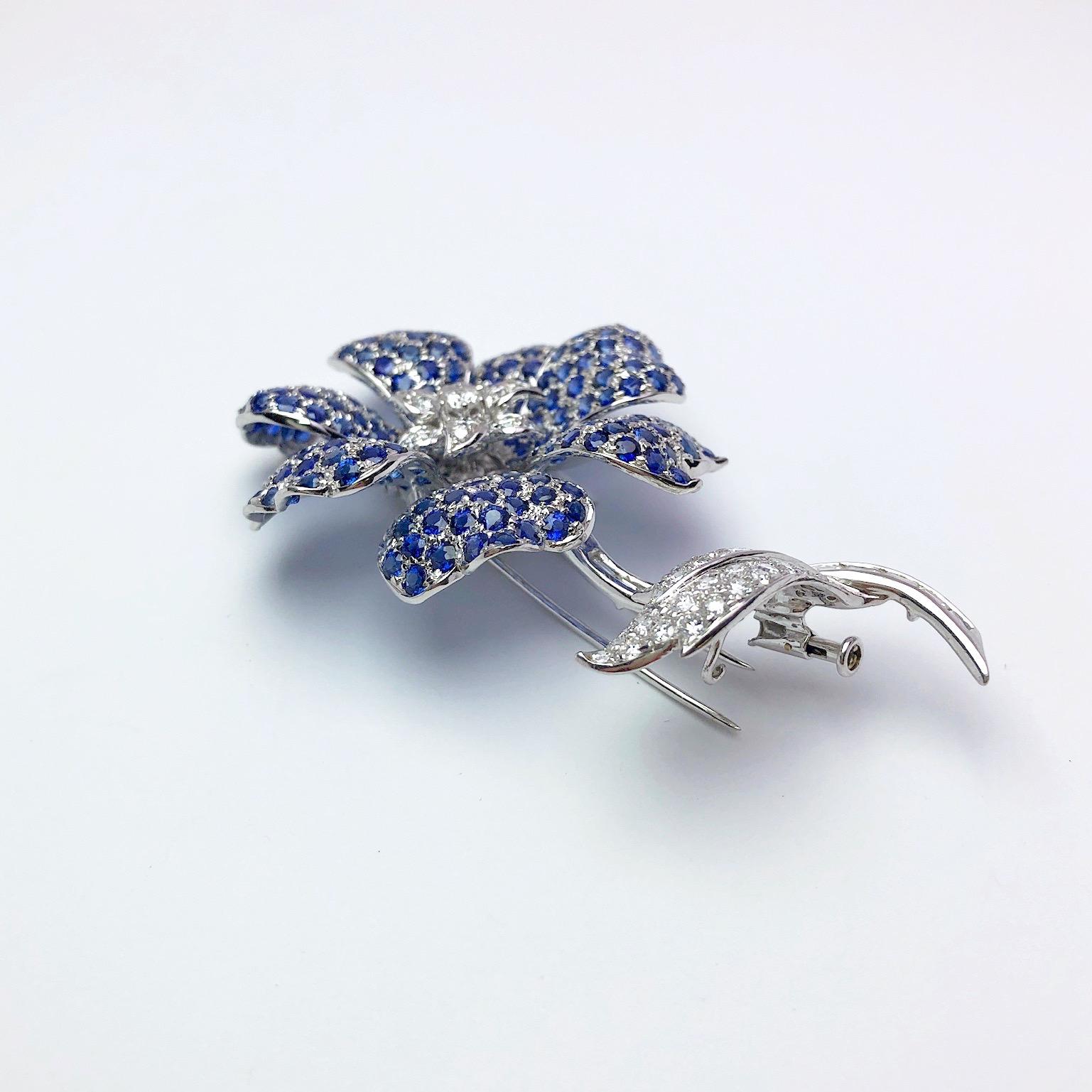 Women's or Men's 18 Karat White Gold, Sapphire 16.73 Carat and Diamond 2.10 Carat Flower Brooch For Sale