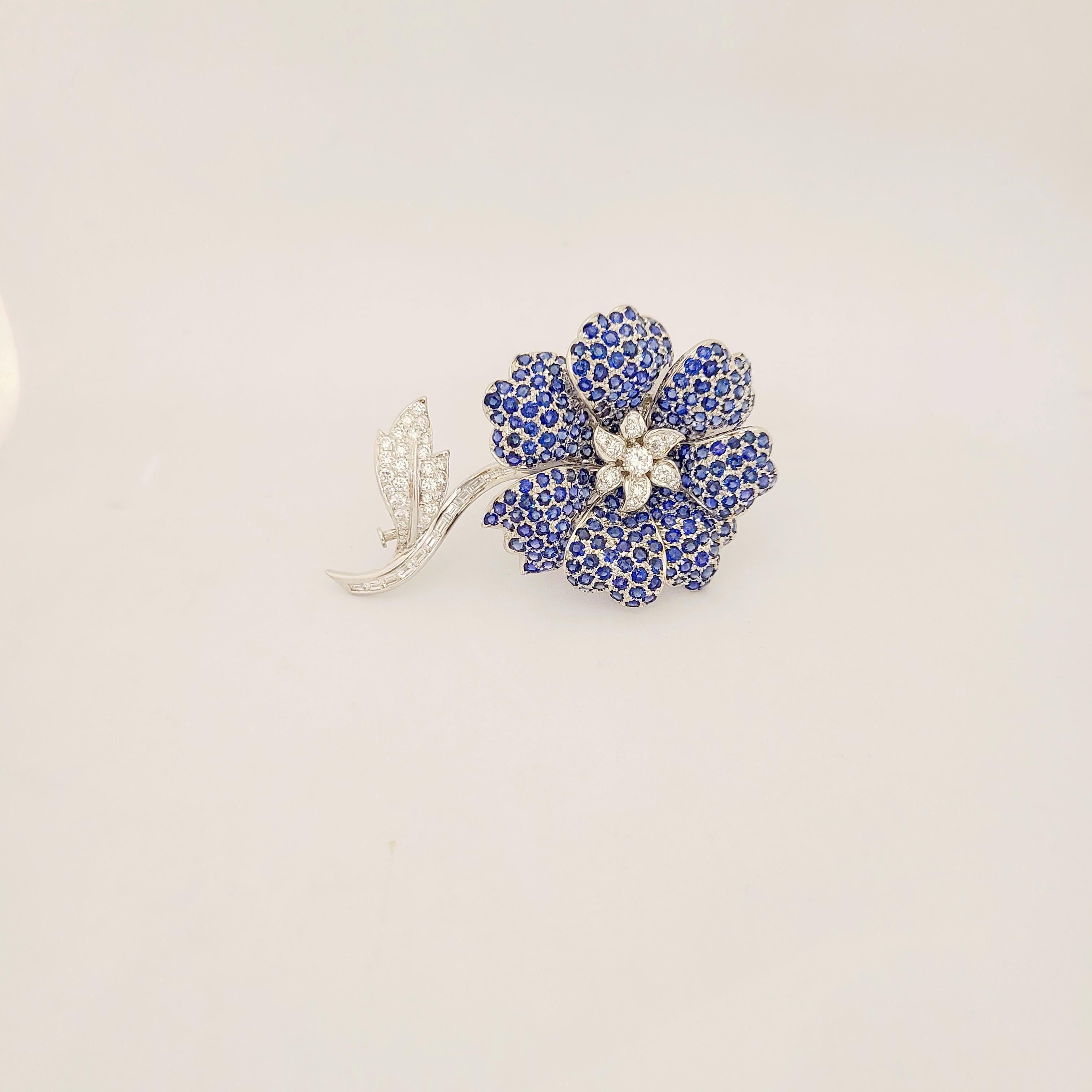 18 Karat White Gold, Sapphire 16.73 Carat and Diamond 2.10 Carat Flower Brooch For Sale 2