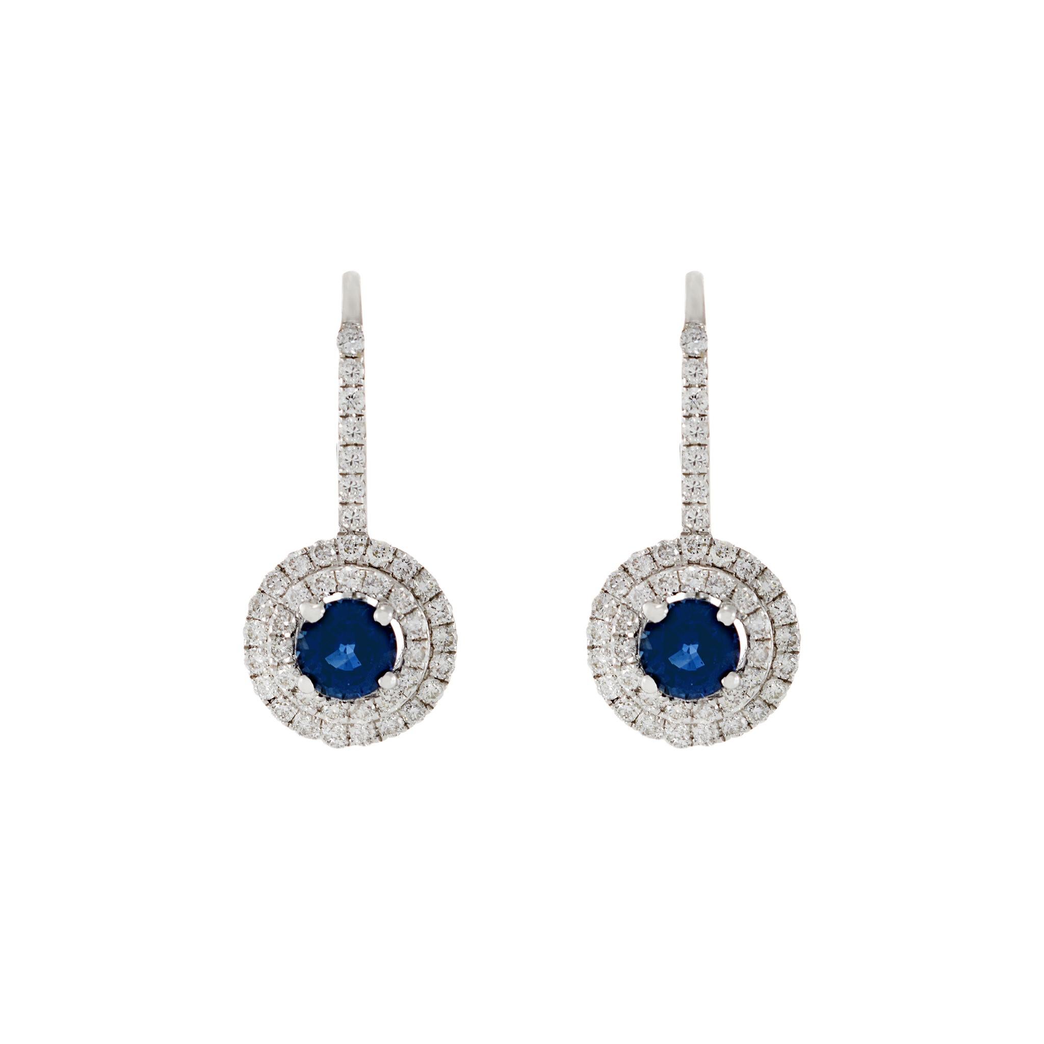 Ti presentiamo i nostri splendidi orecchini a cerchio in oro bianco 18KT con diamanti e zaffiri. Con un peso totale di diamanti di 0,71 carati e di zaffiri di 1,28 carati, questi orecchini trasudano eleganza e raffinatezza. Realizzati alla