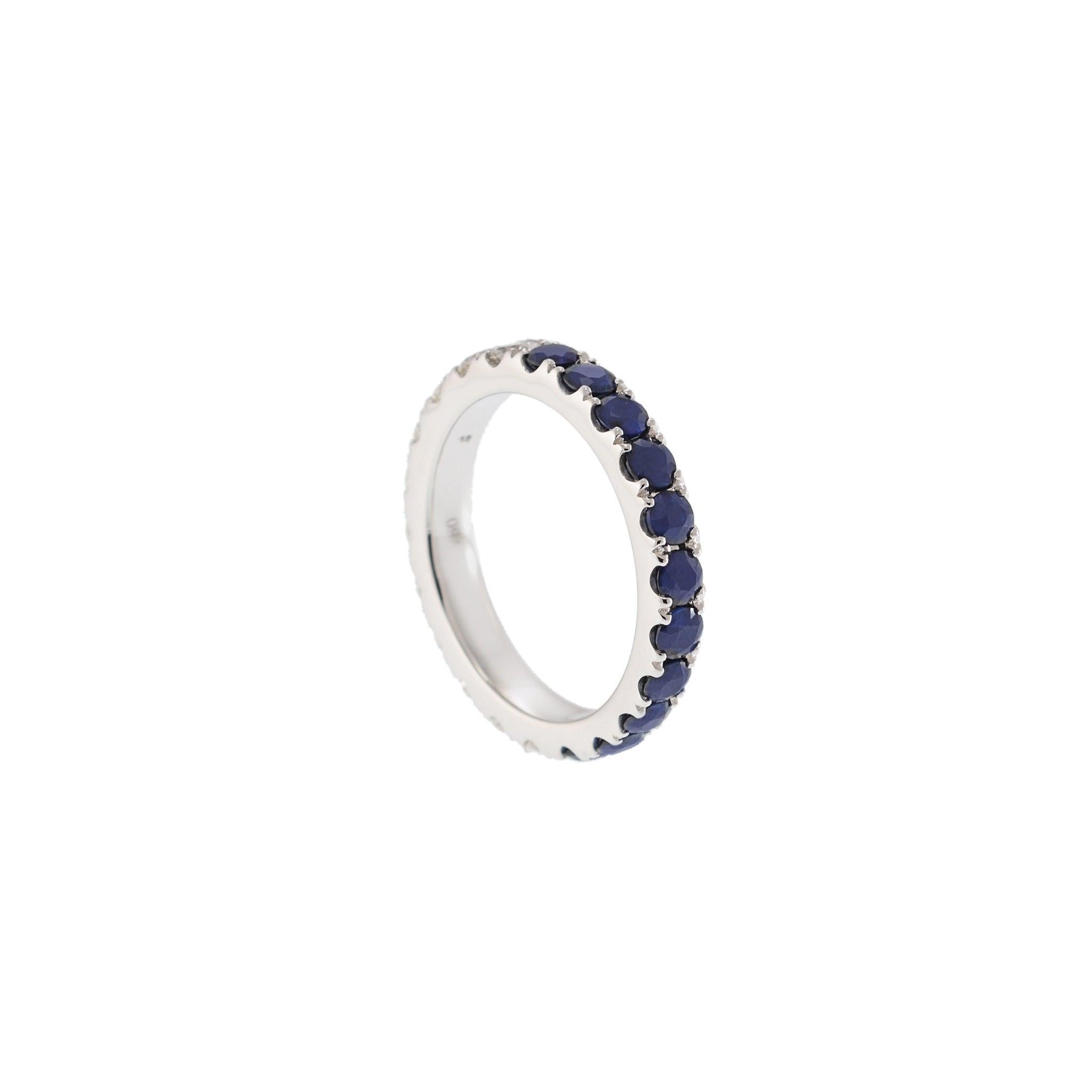 Questa elegante fascia per l'eternità mette in mostra una combinazione senza tempo di zaffiri blu intenso e diamanti bianchi brillanti, incastonati in un lussuoso oro bianco 18KT. L'anello presenta 11 zaffiri per un totale di 1,05 carati e 11