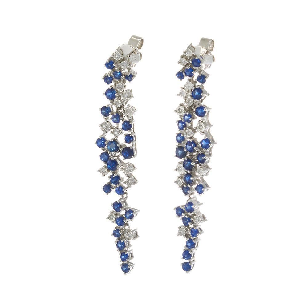 Taille ronde Boucles d'oreilles pendantes en or blanc 18KT avec saphirs et diamants en vente