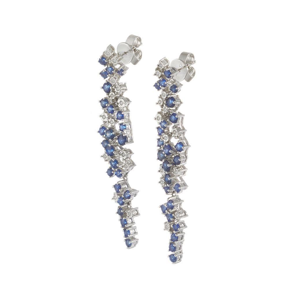 Boucles d'oreilles pendantes en or blanc 18KT avec saphirs et diamants Pour femmes en vente