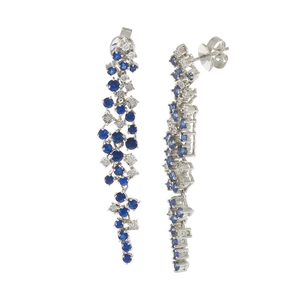 Boucles d'oreilles pendantes en or blanc 18KT avec saphirs et diamants en vente 1