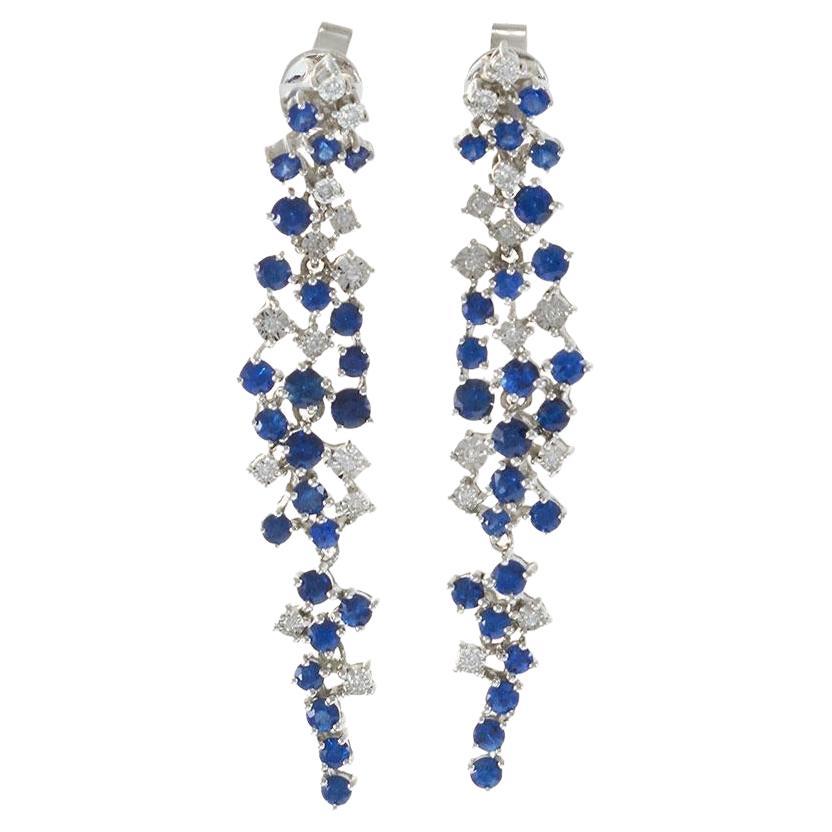 Boucles d'oreilles pendantes en or blanc 18KT avec saphirs et diamants en vente