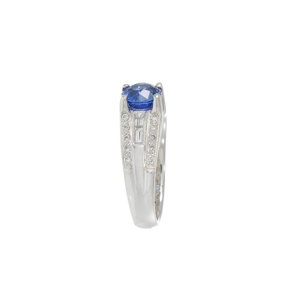 Taglio rotondo Anello con zaffiro e diamante in oro bianco 18KT in vendita