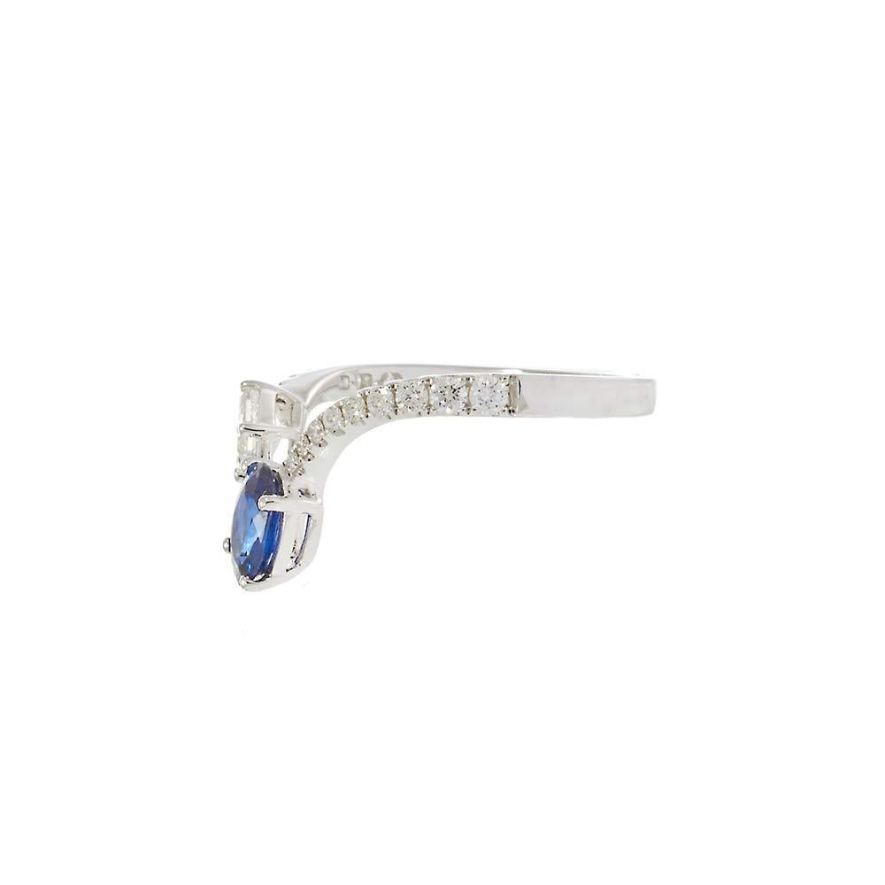 Questo elegante anello a fascia mostra il perfetto equilibrio tra colori vivaci e scintille raffinate. Realizzato in oro bianco 18KT, presenta un affascinante zaffiro dal taglio ovale per un totale di 0,77 carati, abbinato a uno scintillante