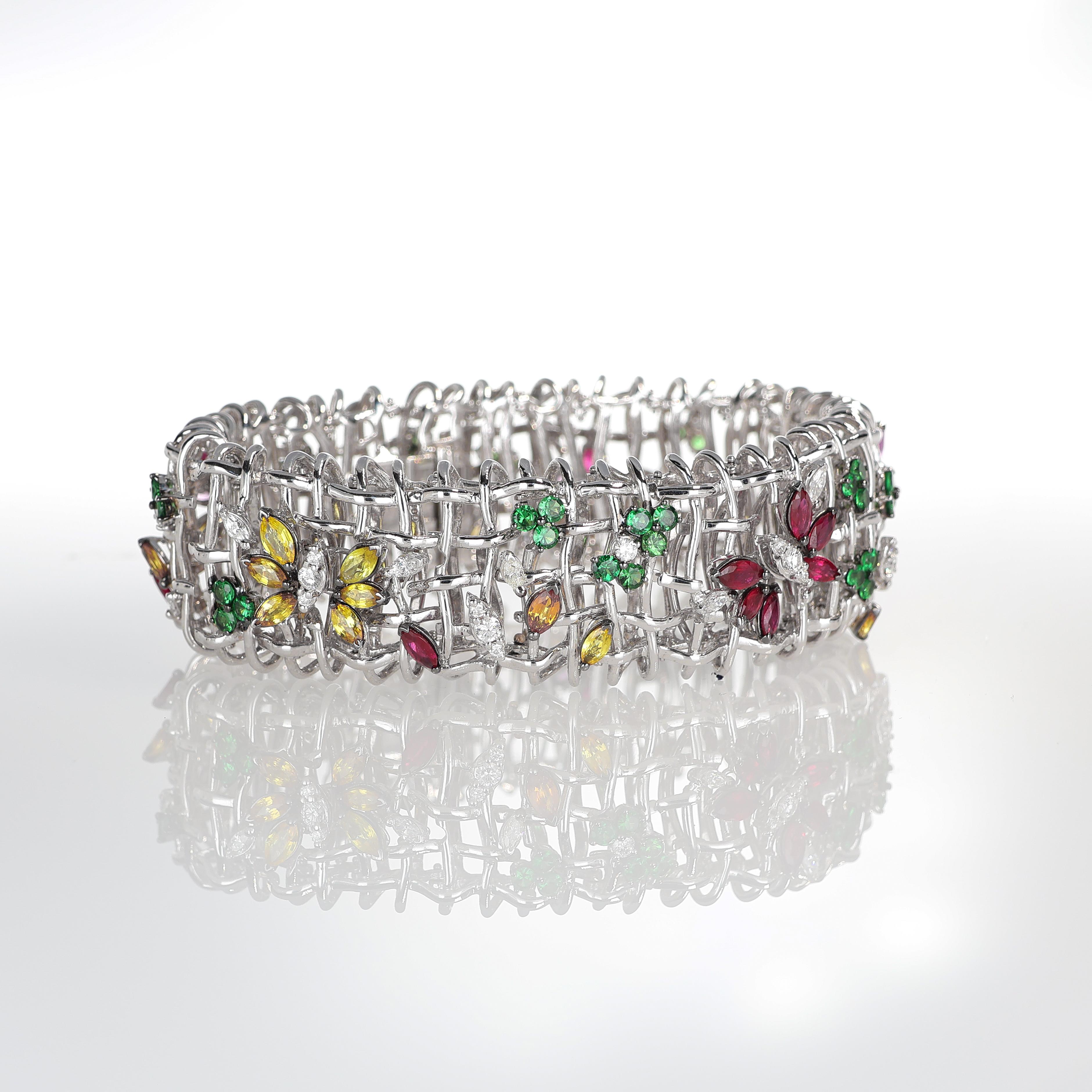 Uno squisito bracciale semirigido in oro bianco 18kt con un delicato design a reticolo ornato da vivaci motivi di farfalle. La composizione mescola diamanti bianchi naturali con una serie di zaffiri colorati, creando un effetto dinamico e
