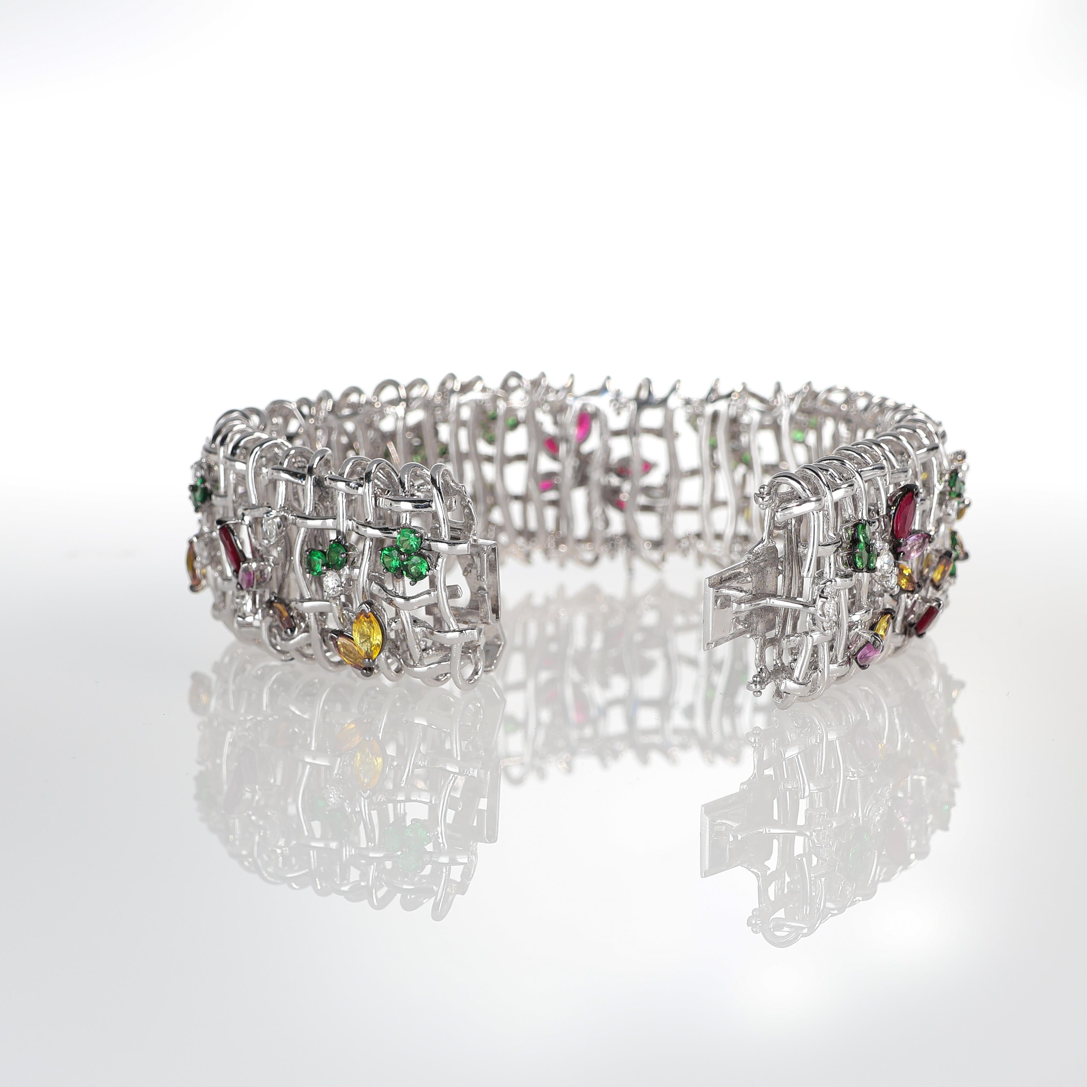 Taglio brillante Bracciale semirigido in oro bianco 18kt con zaffiri multicolore e diamanti in vendita