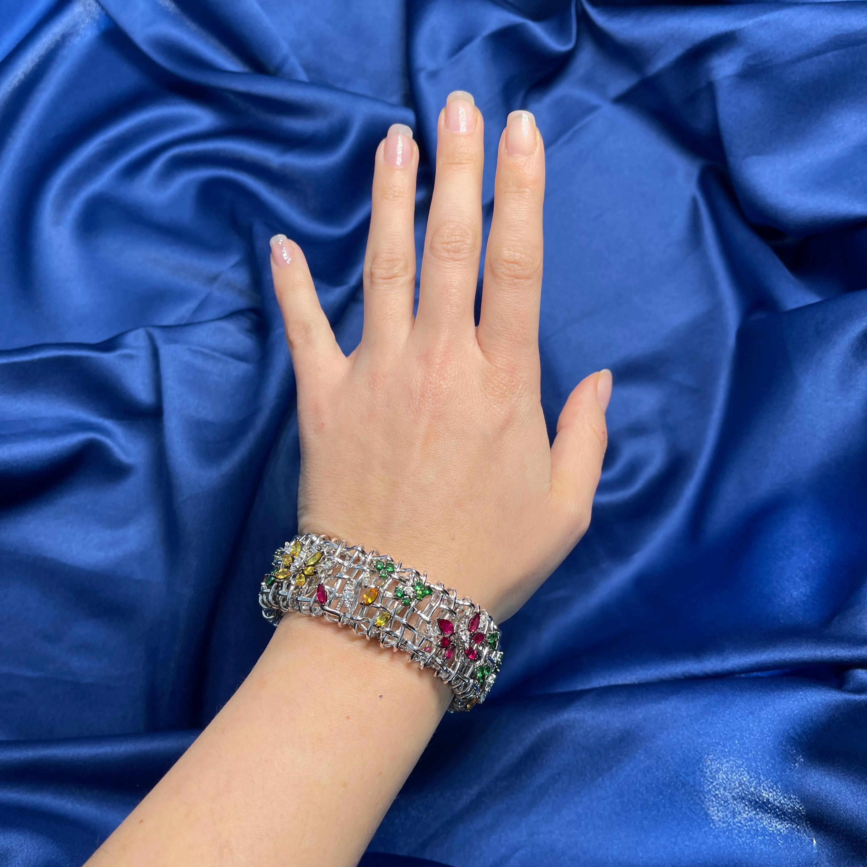 da uomo o donna Bracciale semirigido in oro bianco 18kt con zaffiri multicolore e diamanti in vendita