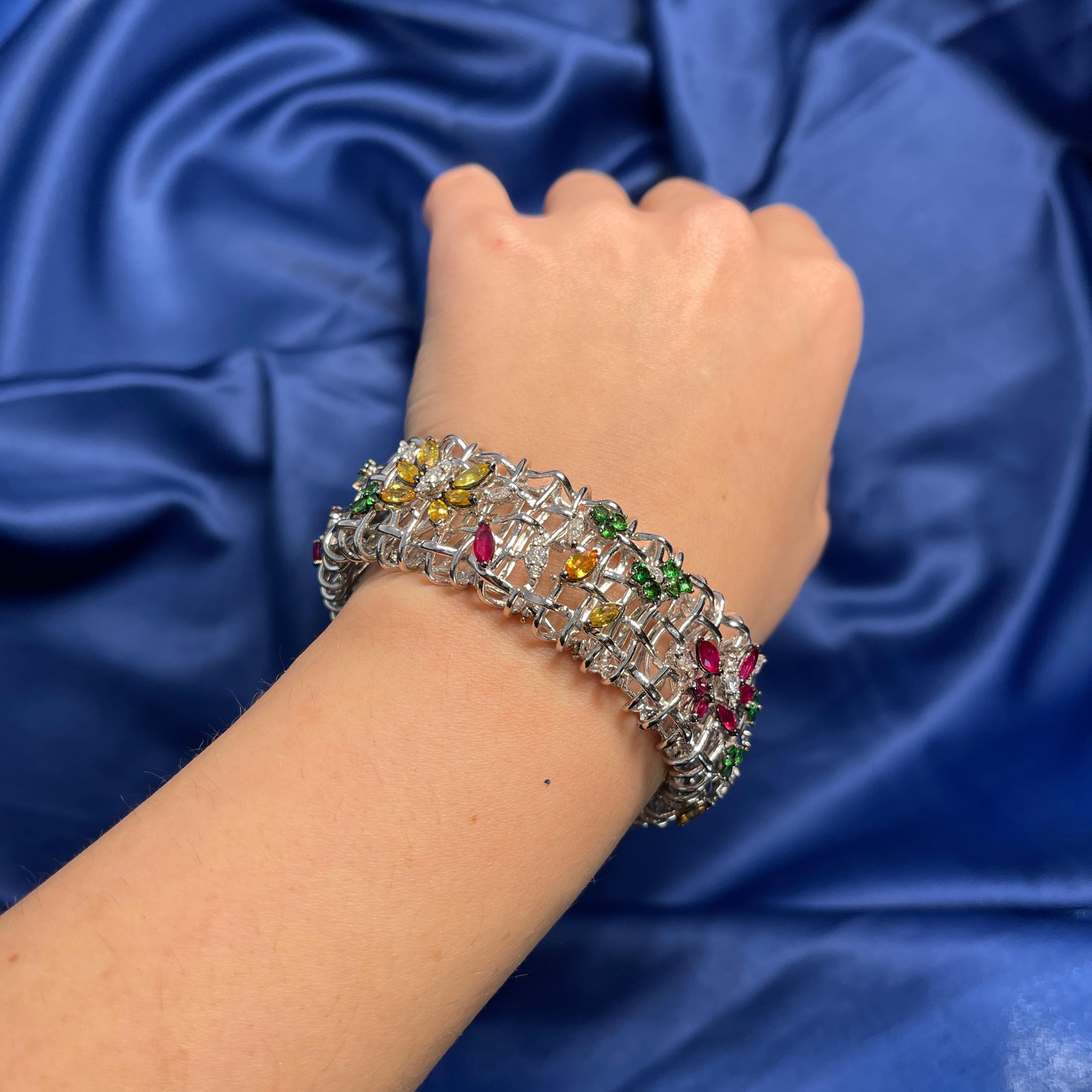 Bracciale semirigido in oro bianco 18kt con zaffiri multicolore e diamanti in vendita 1