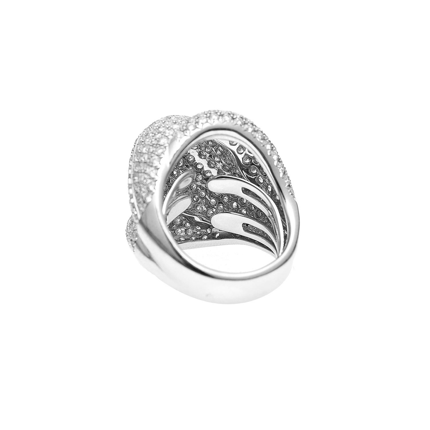 Modern 18kt White Gold Shell-shaped Diamond Pavé Cocktail Ring with 5.6ct of Diamonds For Sale
