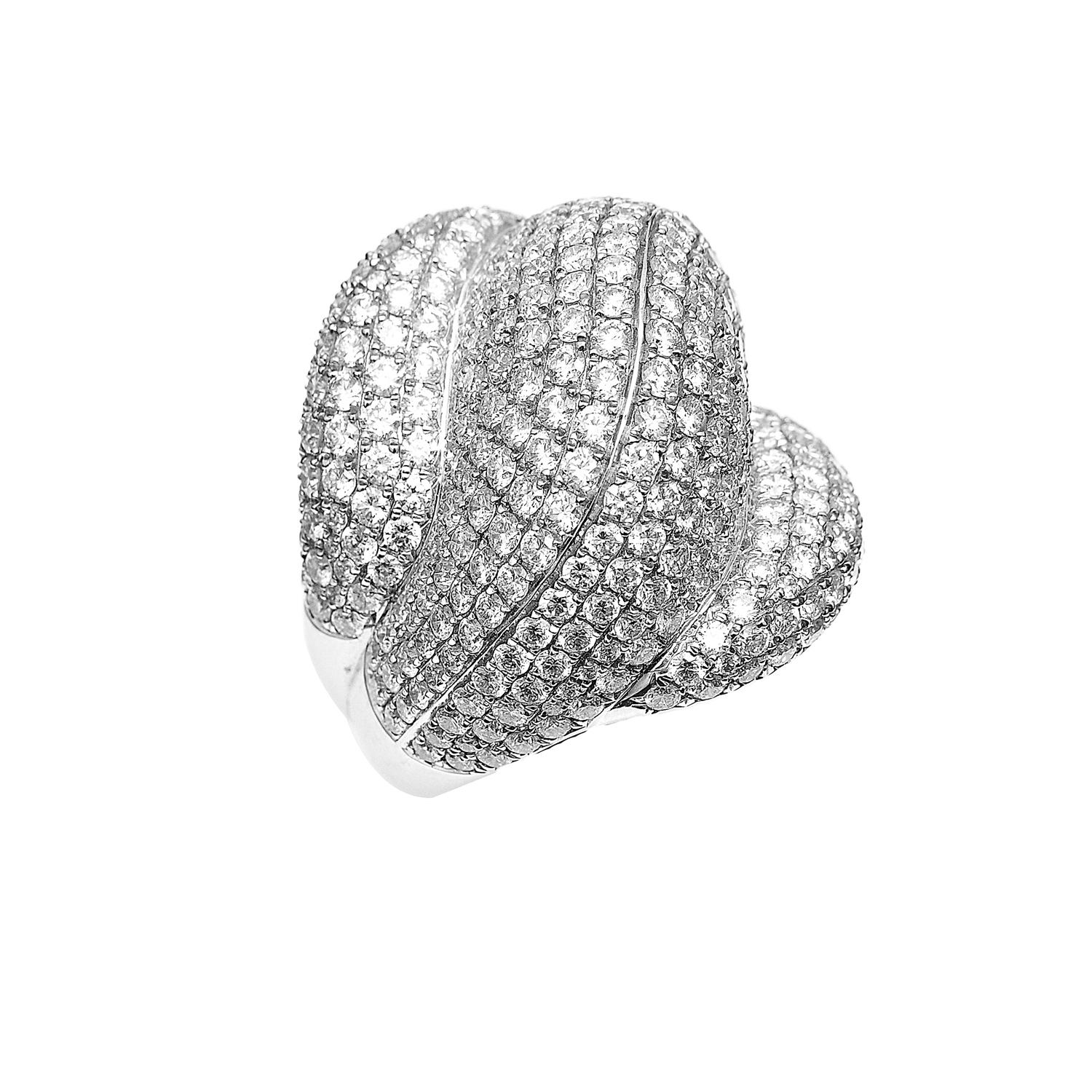 Round Cut 18kt White Gold Shell-shaped Diamond Pavé Cocktail Ring with 5.6ct of Diamonds For Sale
