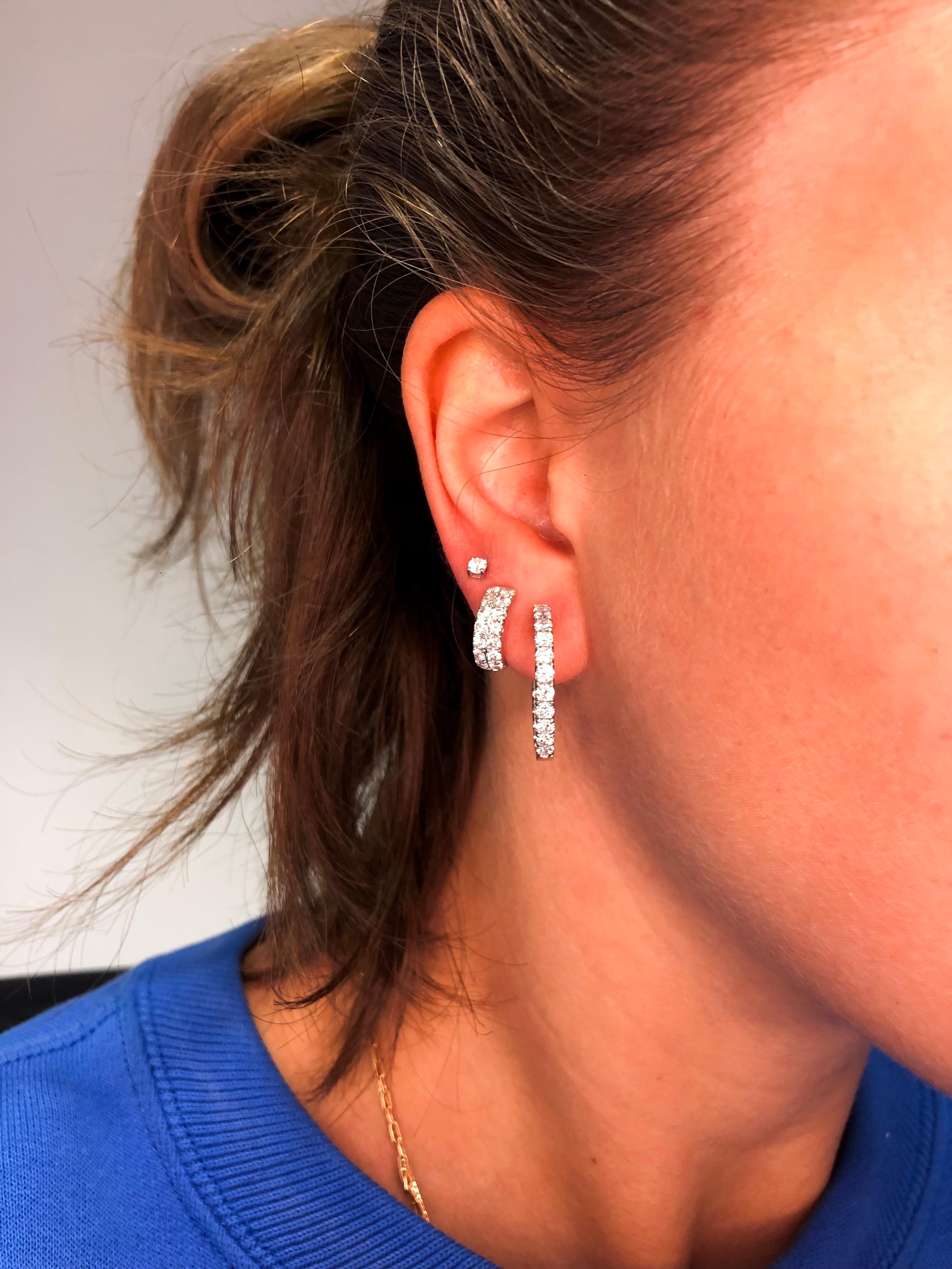 Diamant naturel 2,40 carats or blanc 18 carats  Boucles d'oreilles In-Out Hoop Huggies Neuf - En vente à Antwerpen, BE